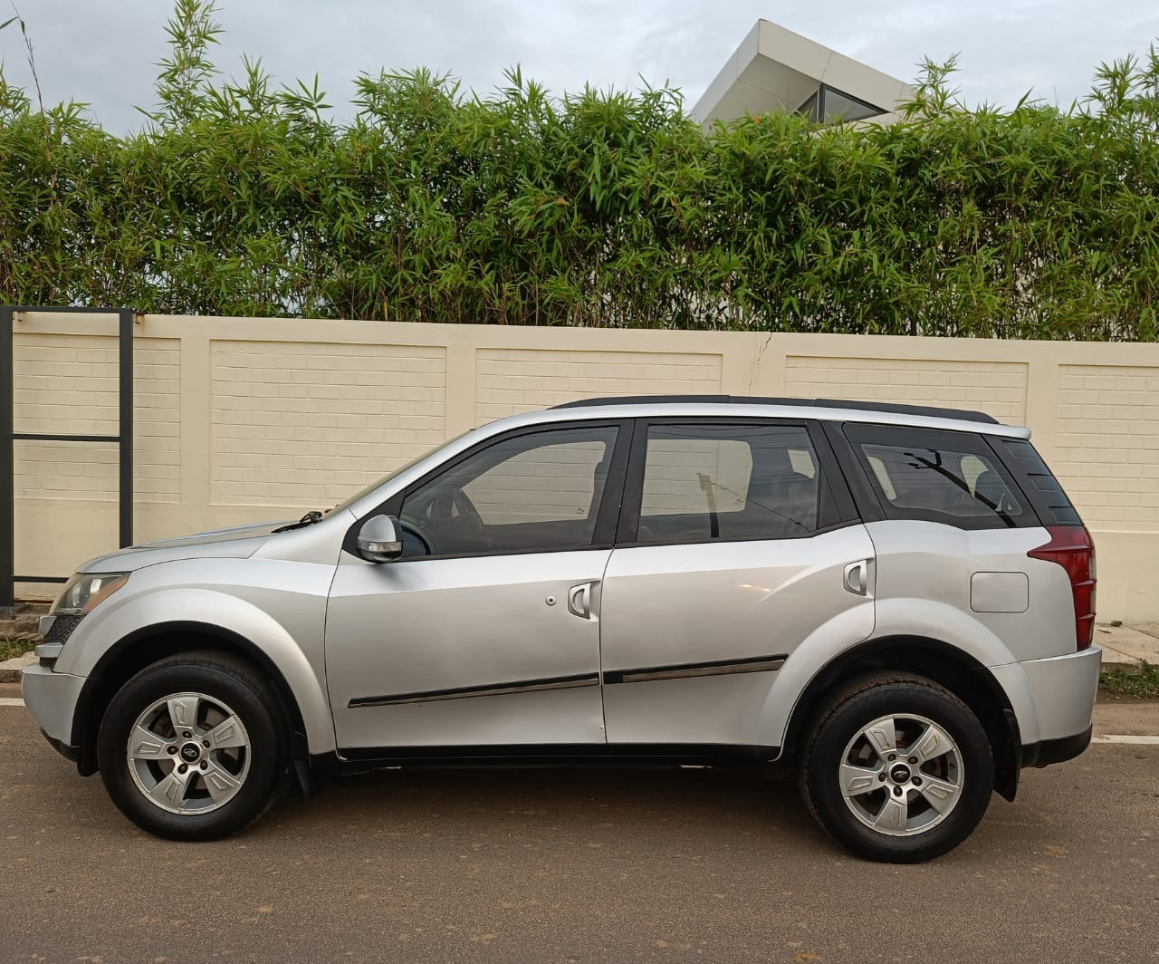 Mahindra XUV500 - Image 8