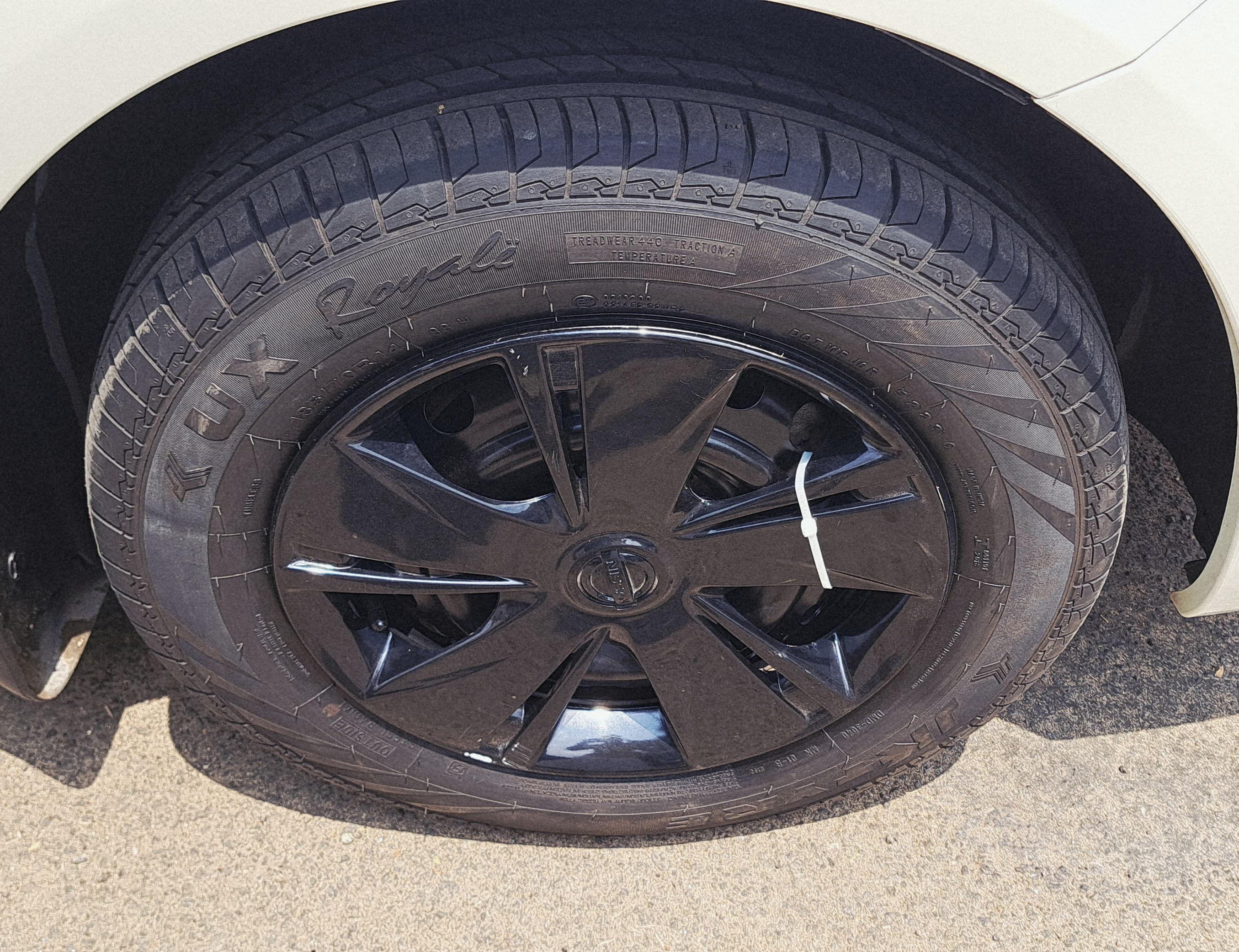 Nissan Sunny - Image 11