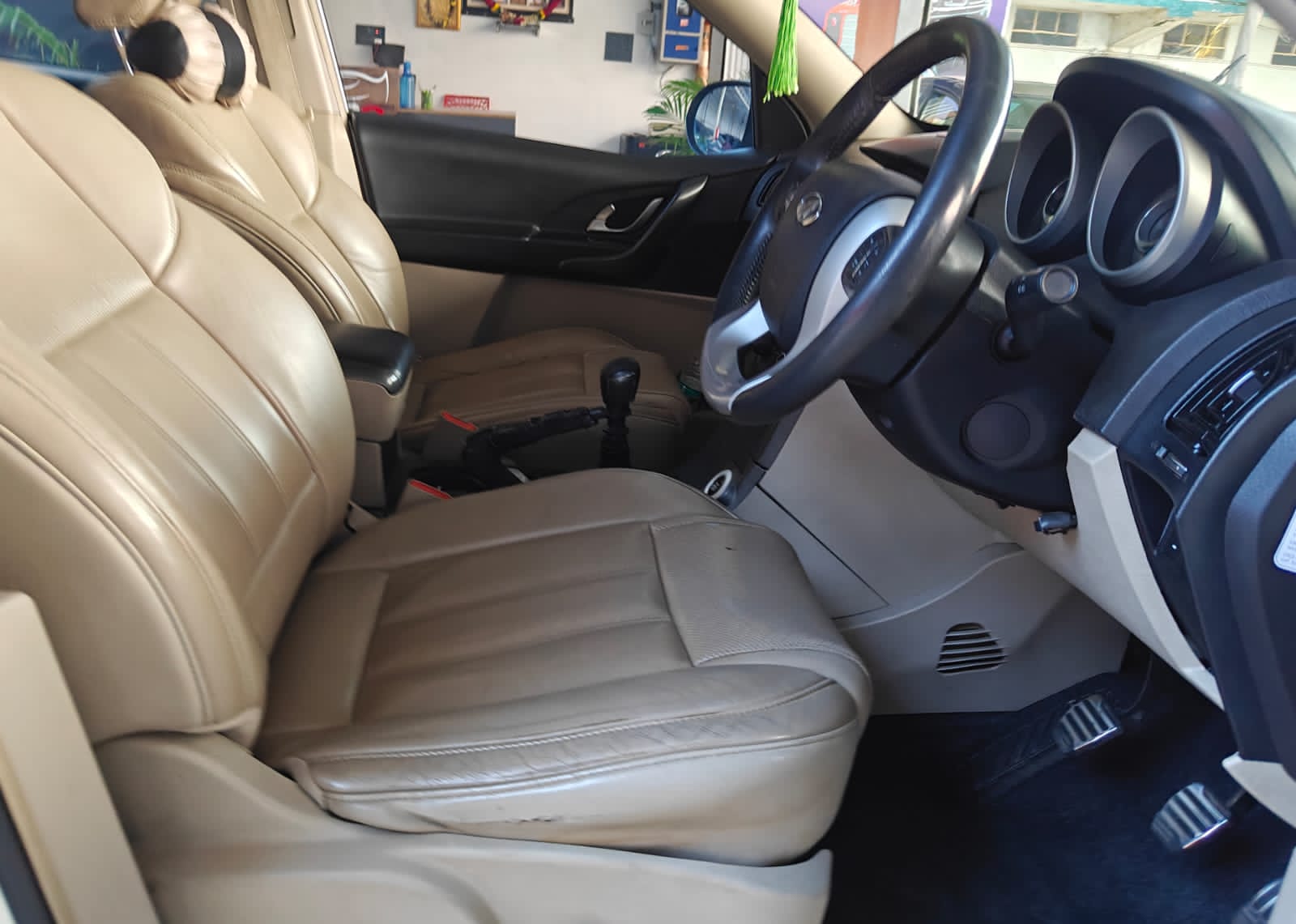 Mahindra XUV500 - Image 3