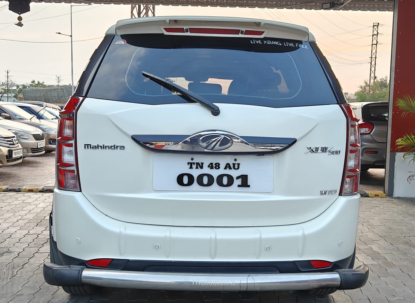 Mahindra XUV500 - Image 4