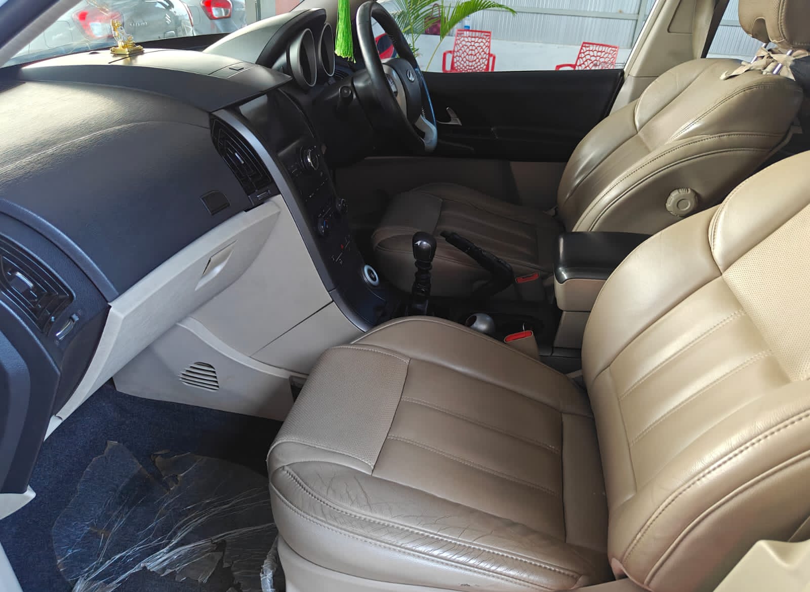 Mahindra XUV500 - Image 9