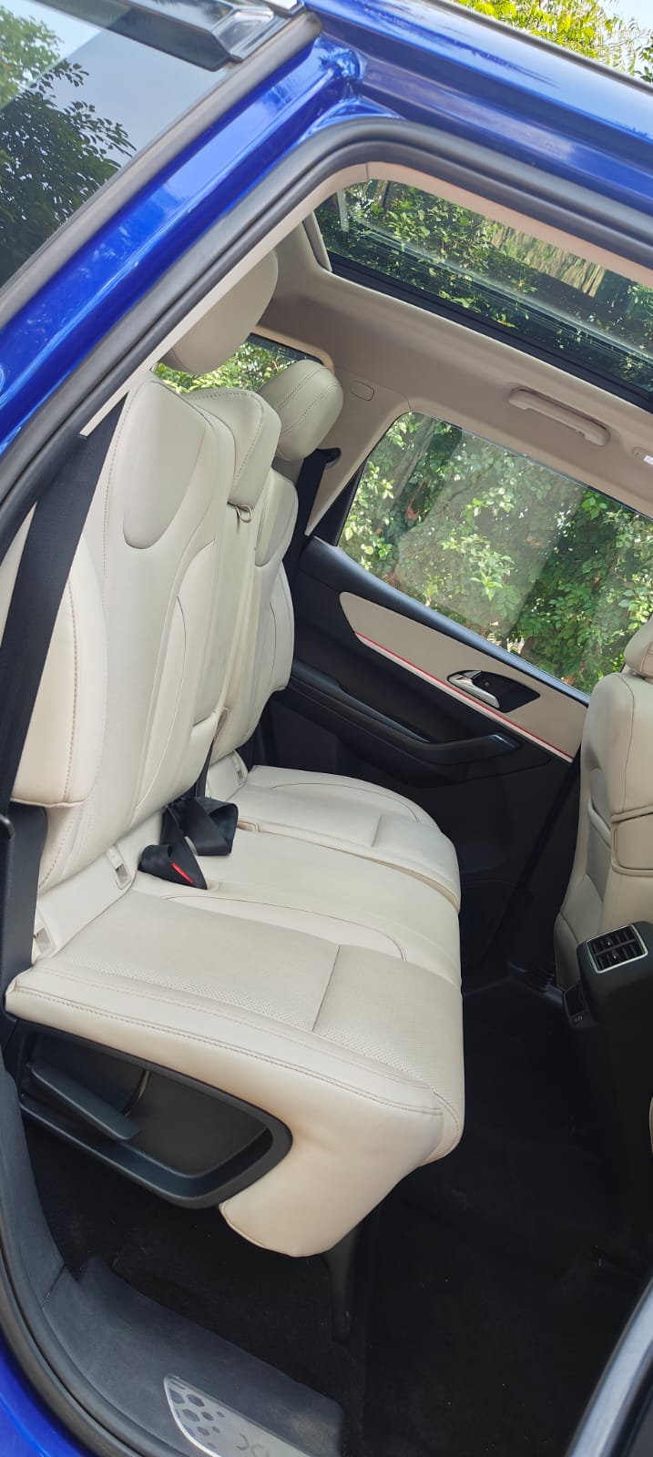 Mahindra XUV700 - Image 9
