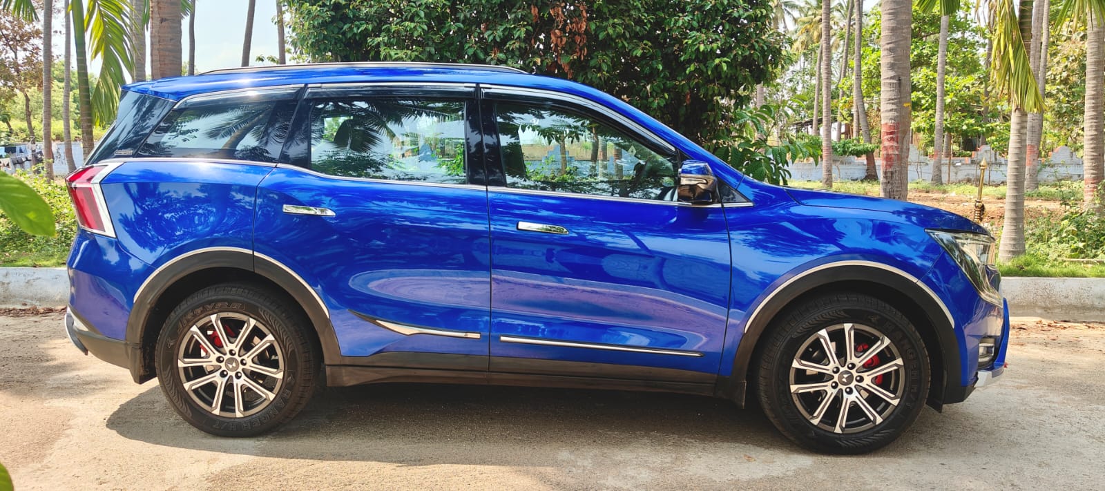 Mahindra XUV700 - Image 6