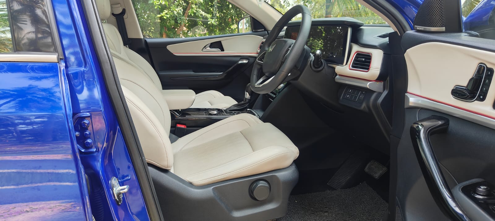 Mahindra XUV700 - Image 11