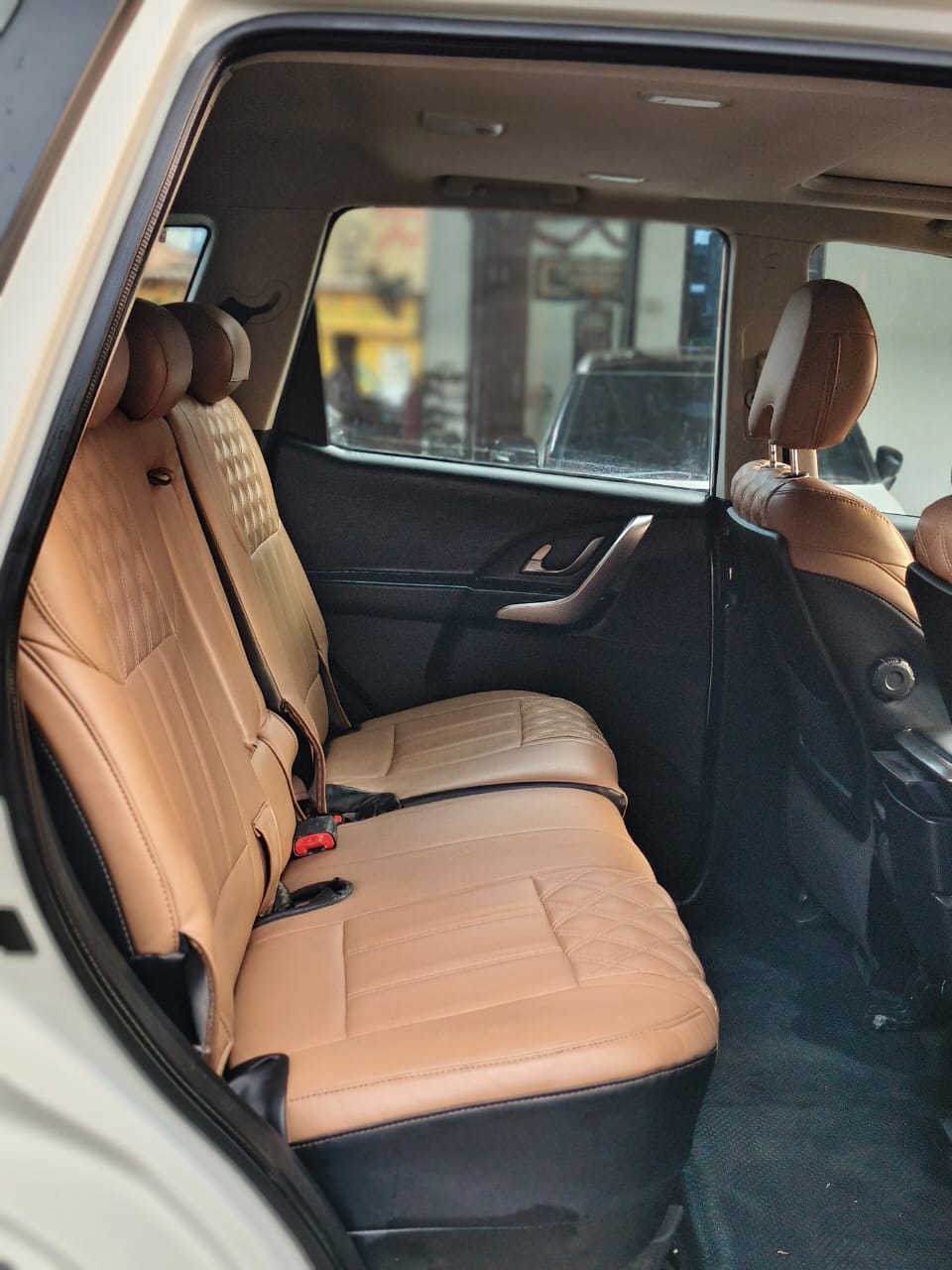 Mahindra XUV500 - Image 8