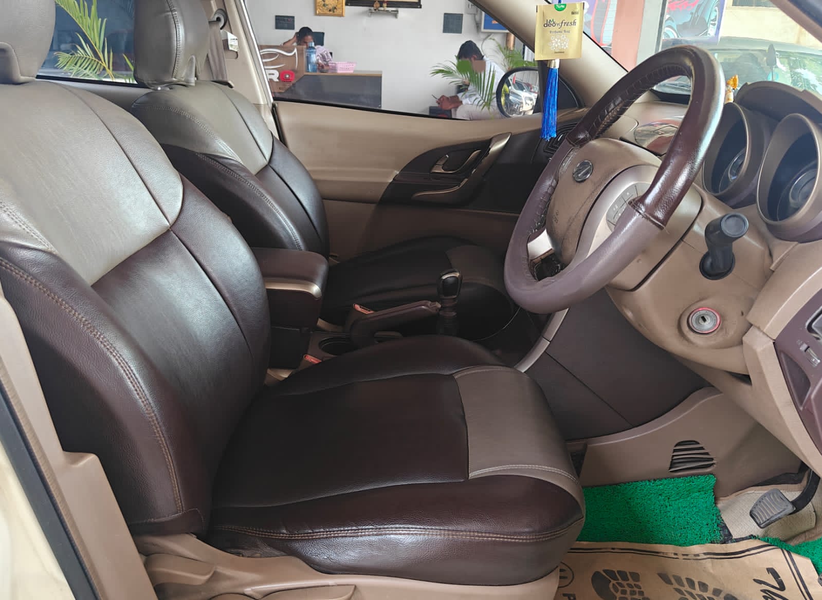 Mahindra XUV500 - Image 10