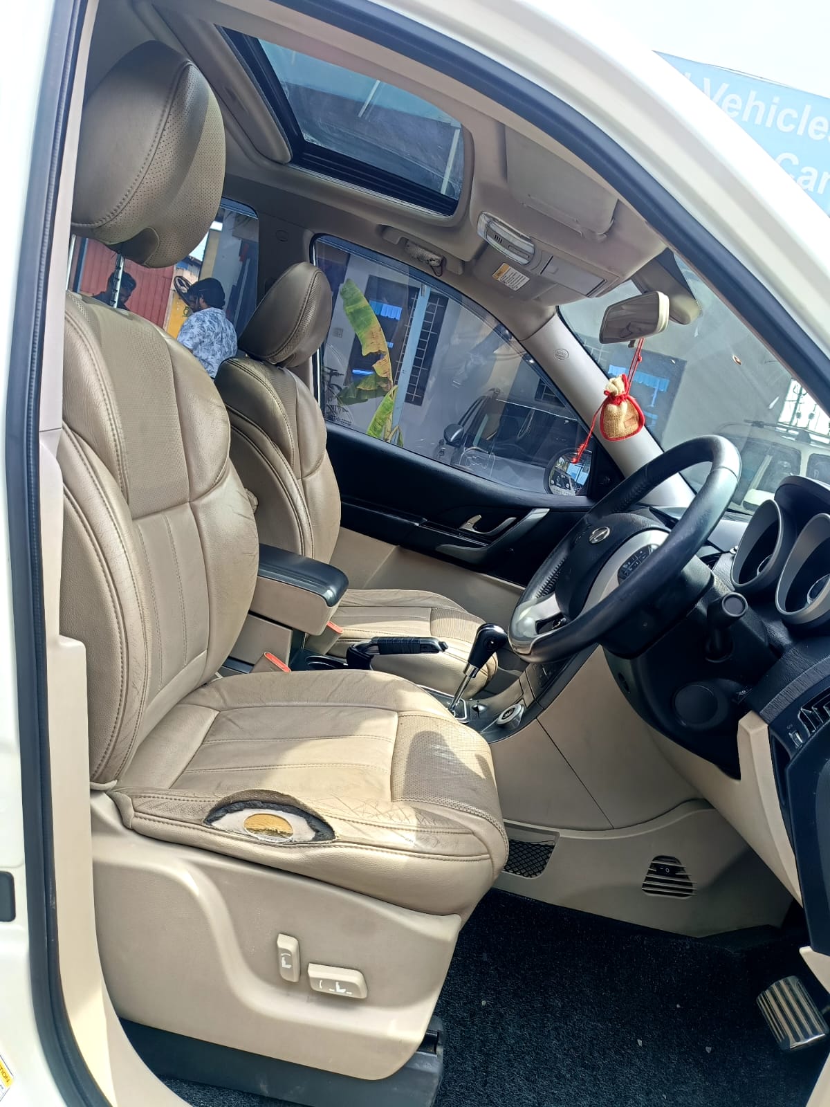 Mahindra XUV500 - Image 4