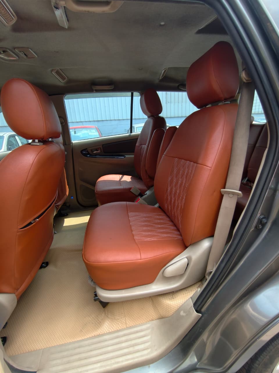 Mahindra XUV500 - Image 8