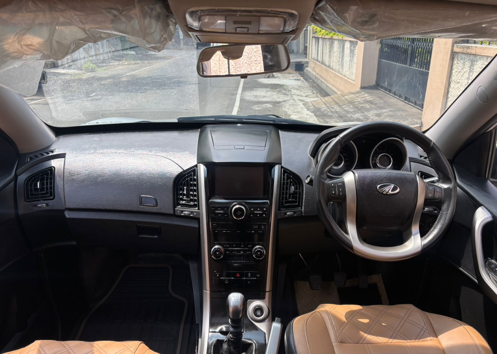 Mahindra XUV500 - Image 6
