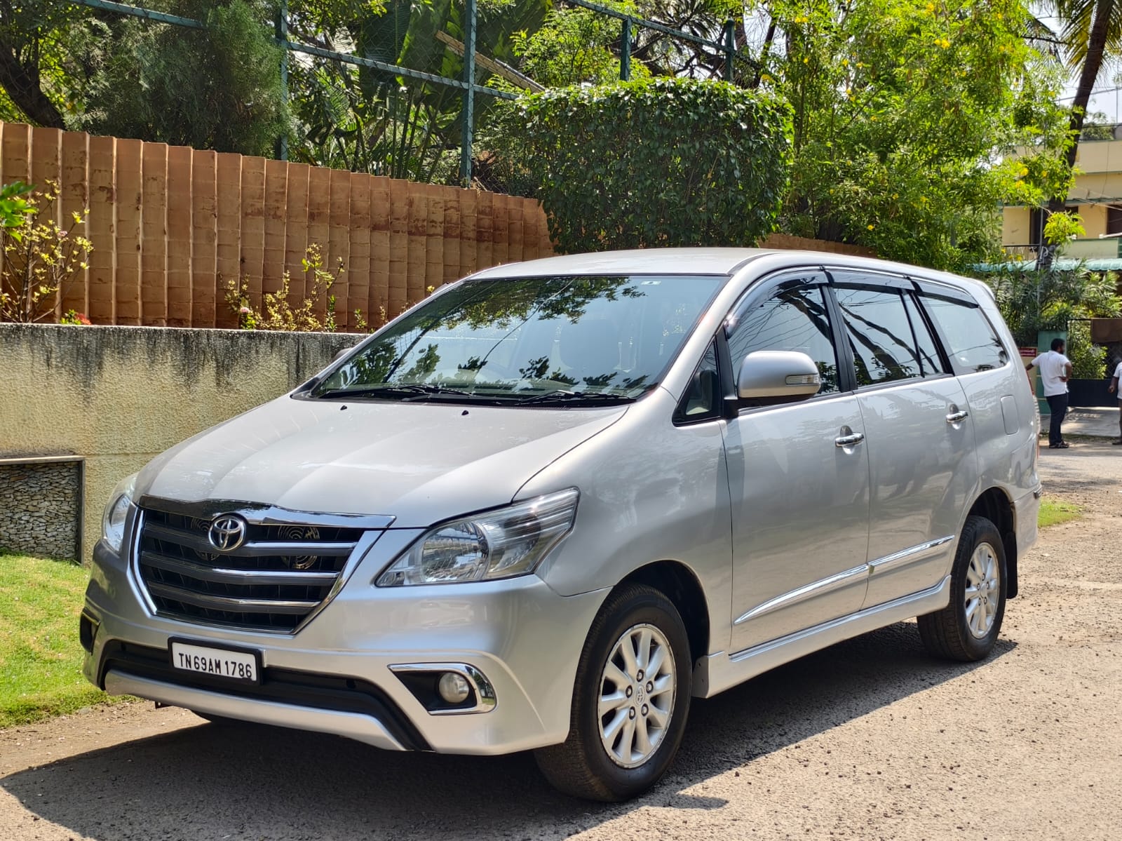 Toyota Innova - Image 2