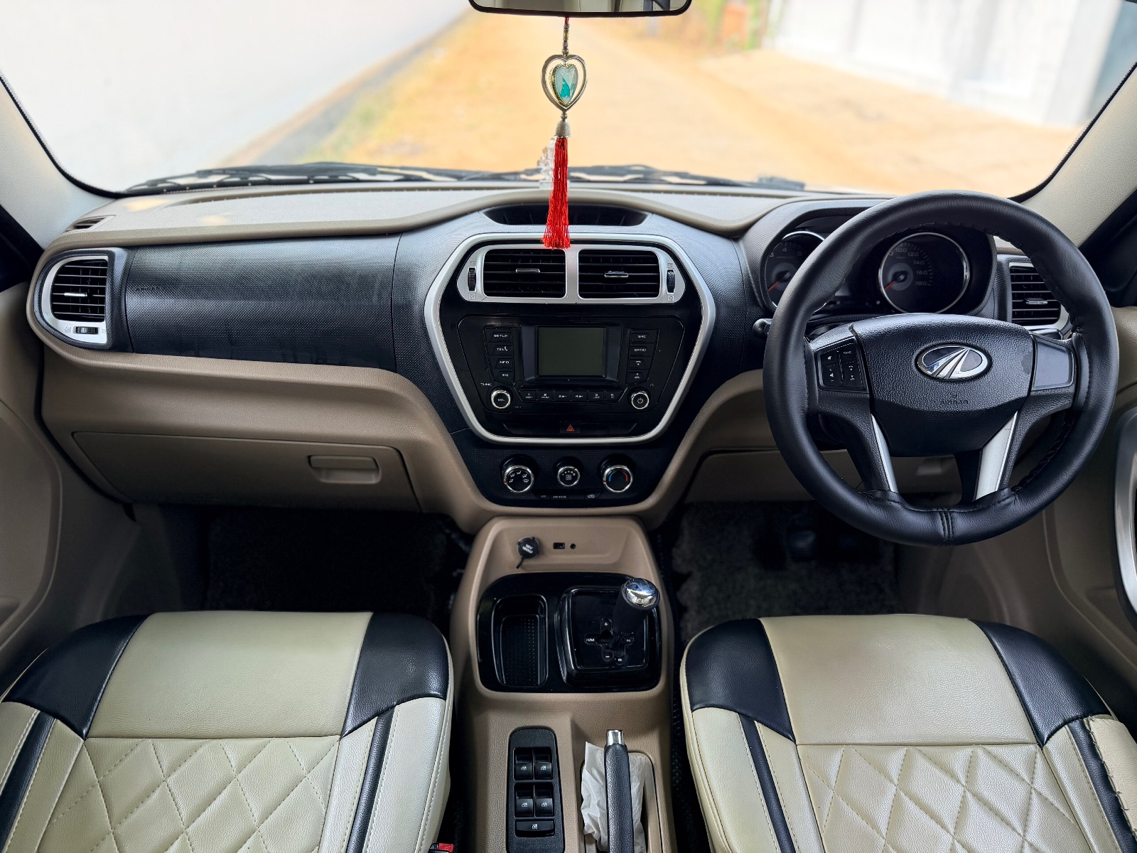 Mahindra TUV300 - Image 4