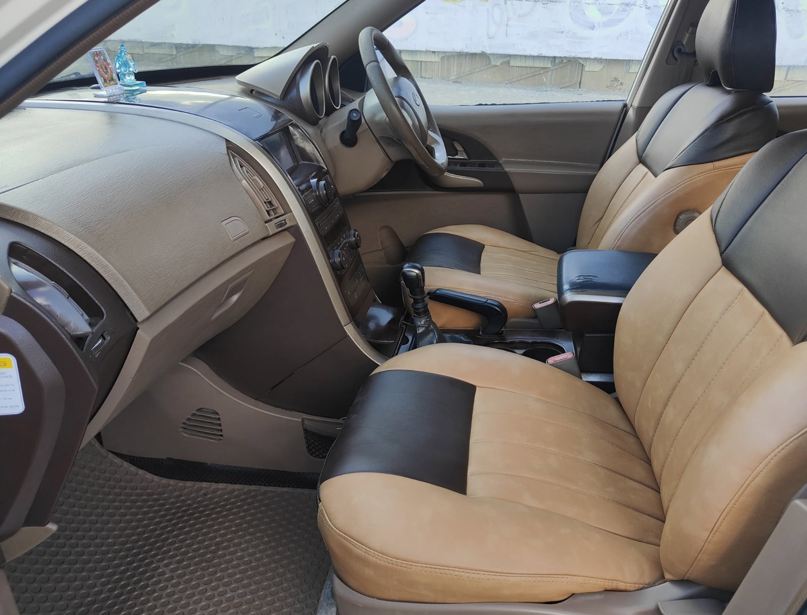 Mahindra XUV500 - Image 7