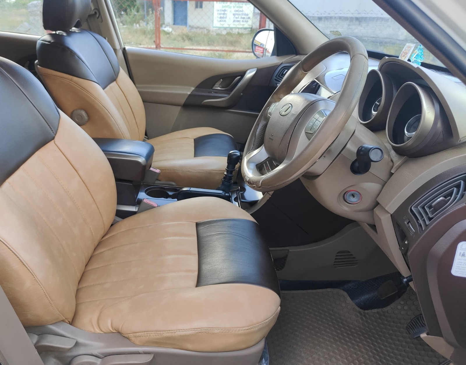 Mahindra XUV500 - Image 2