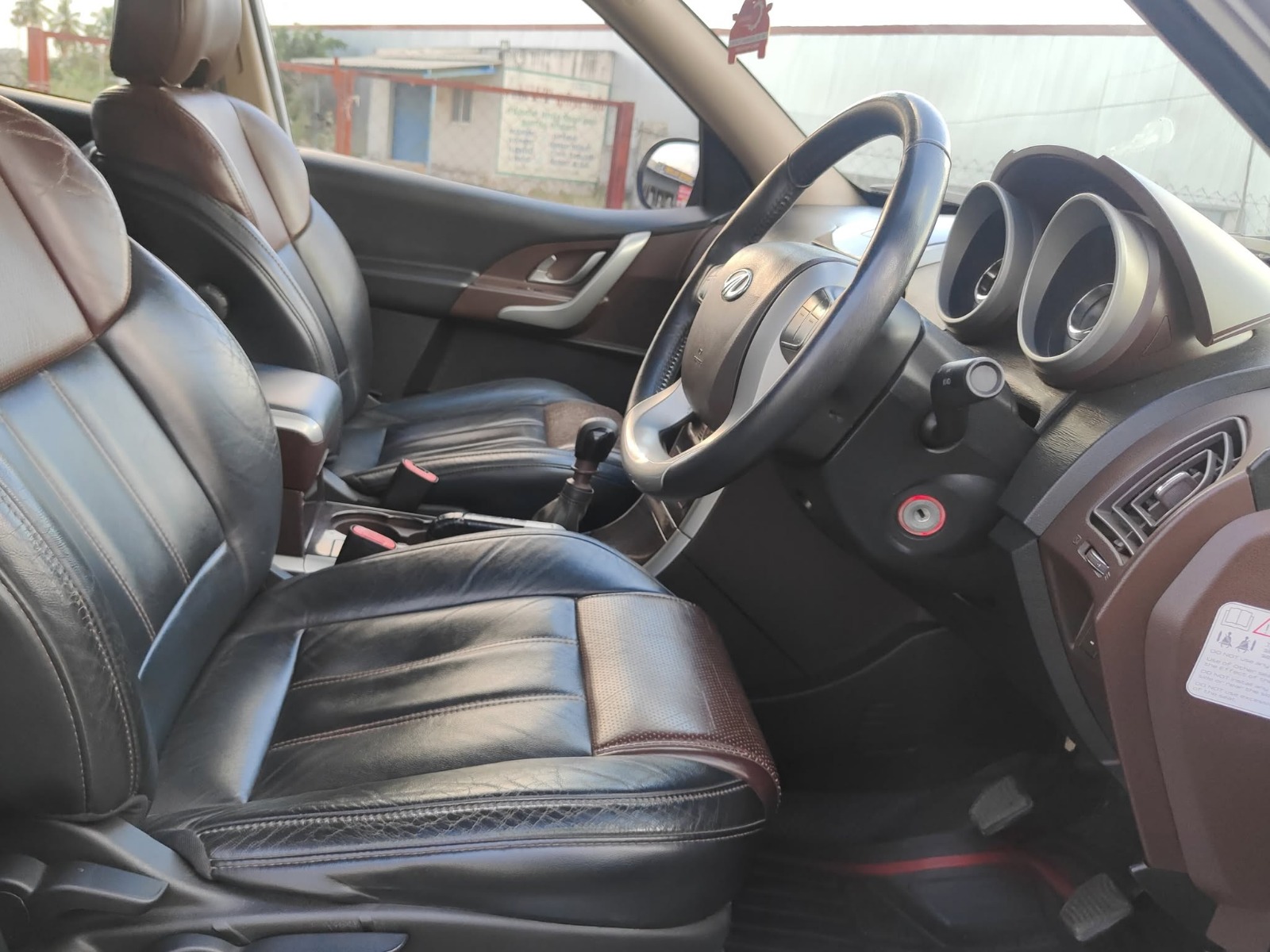 Mahindra XUV500 - Image 7