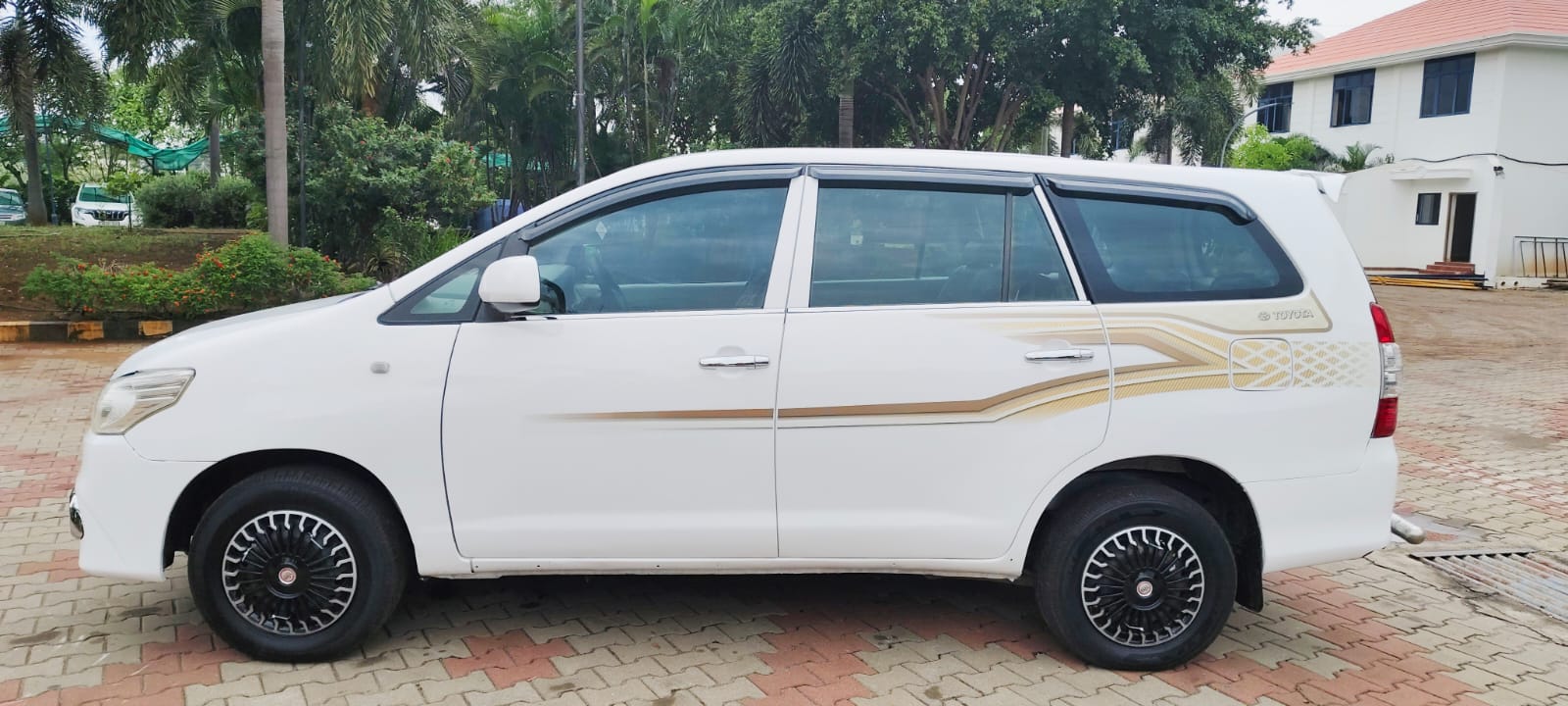 Toyota Innova - Image 5