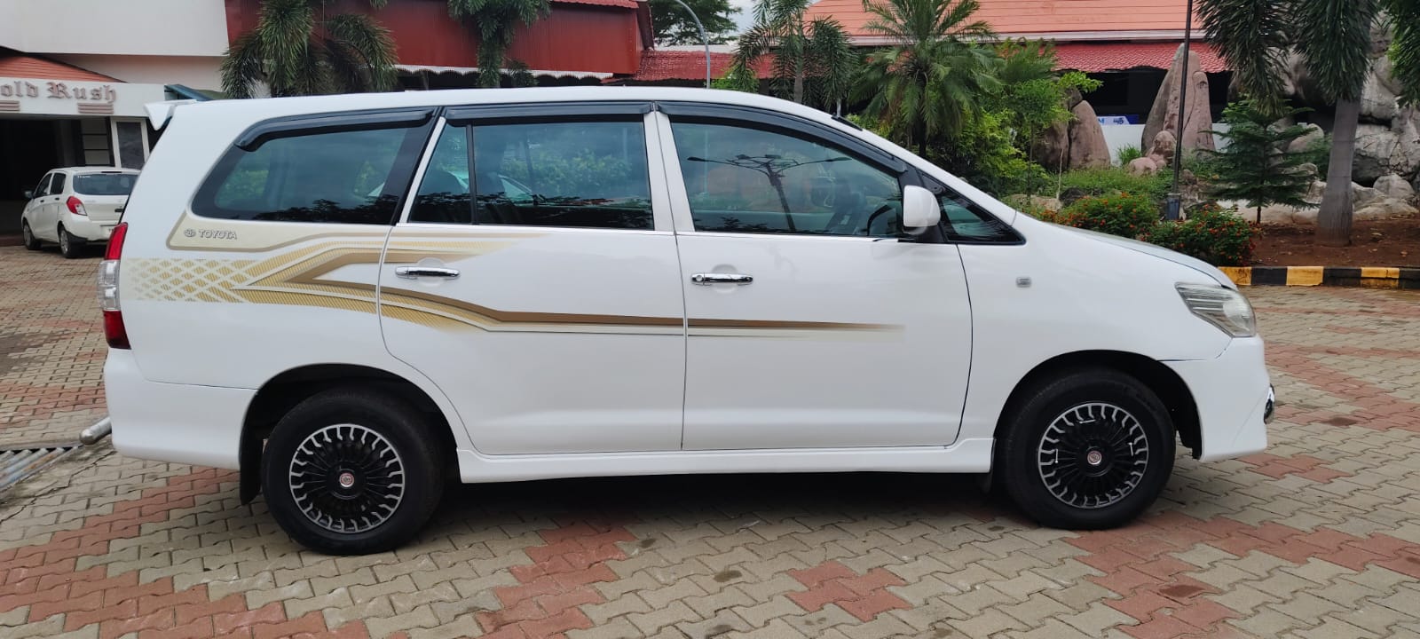 Toyota Innova - Image 2