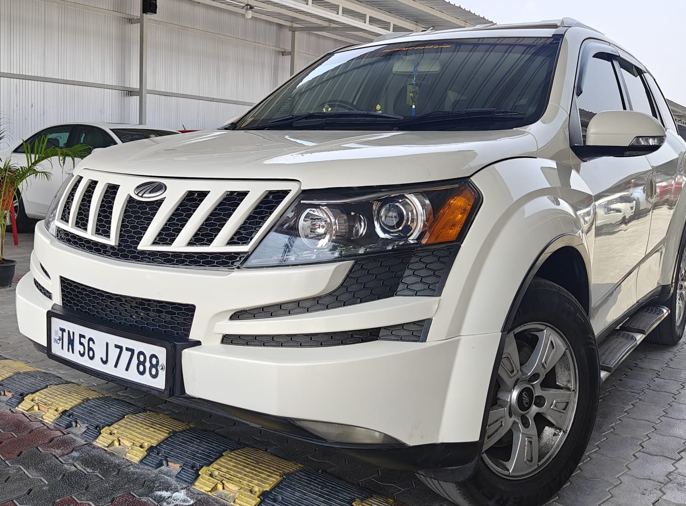 Mahindra XUV500 - Image 4