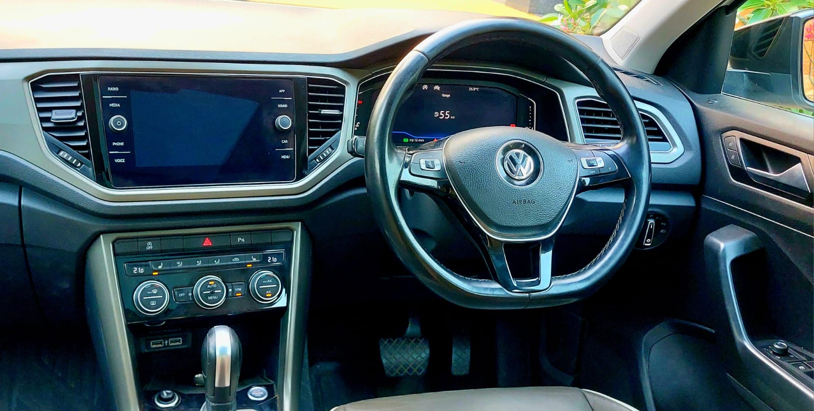 Volkswagen T-Roc - Image 2