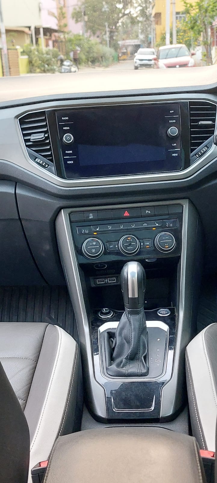 Volkswagen T-Roc - Image 1