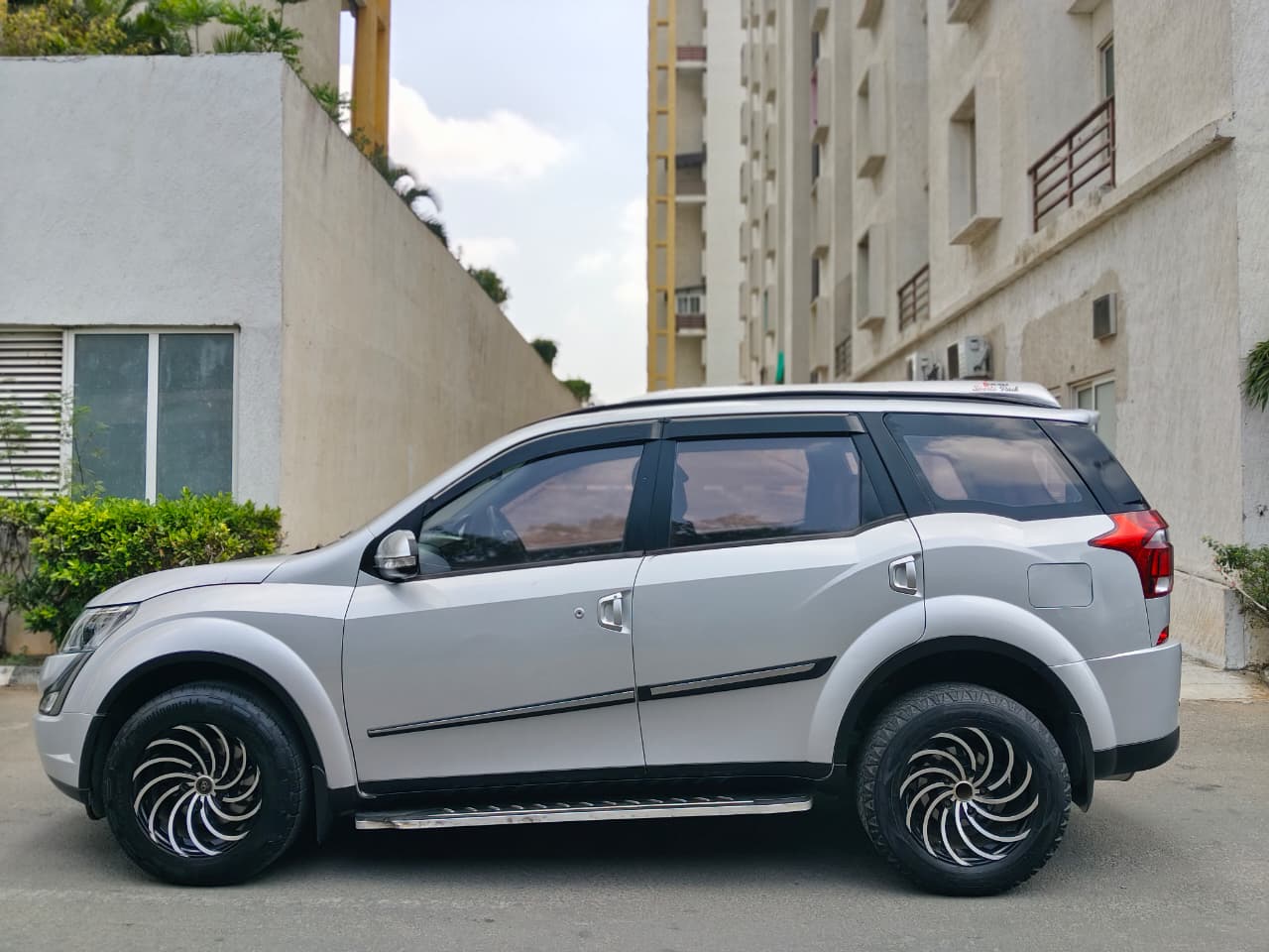 Mahindra XUV500 - Image 6