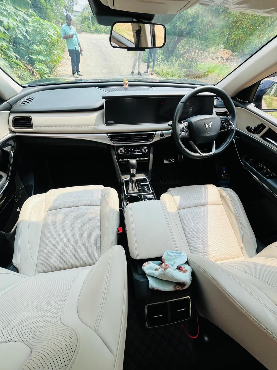 Mahindra XUV700 - Image 5