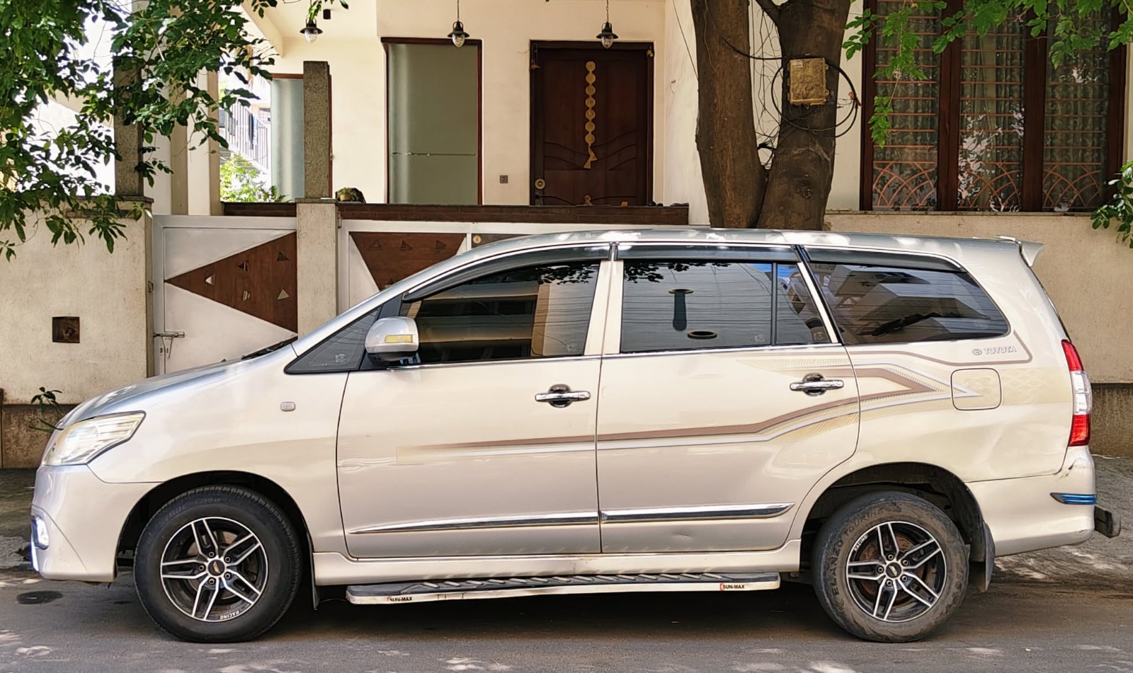 Toyota Innova - Image 2