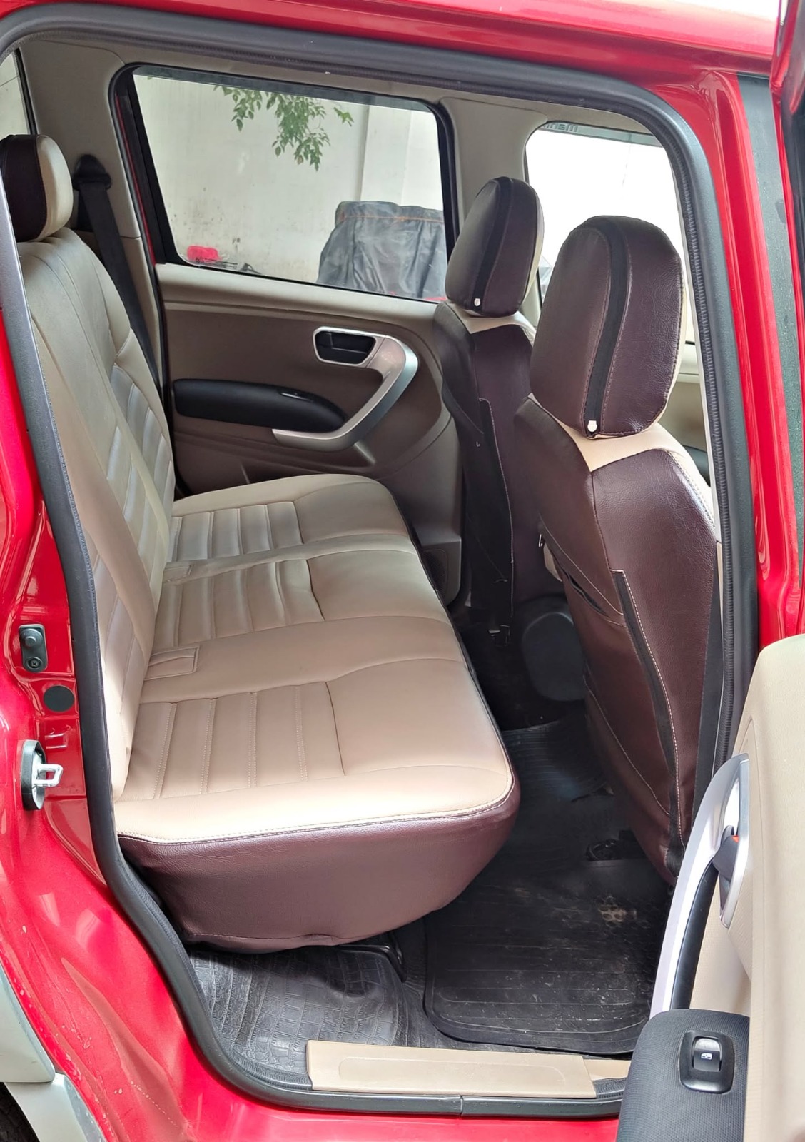 Mahindra TUV300 - Image 3