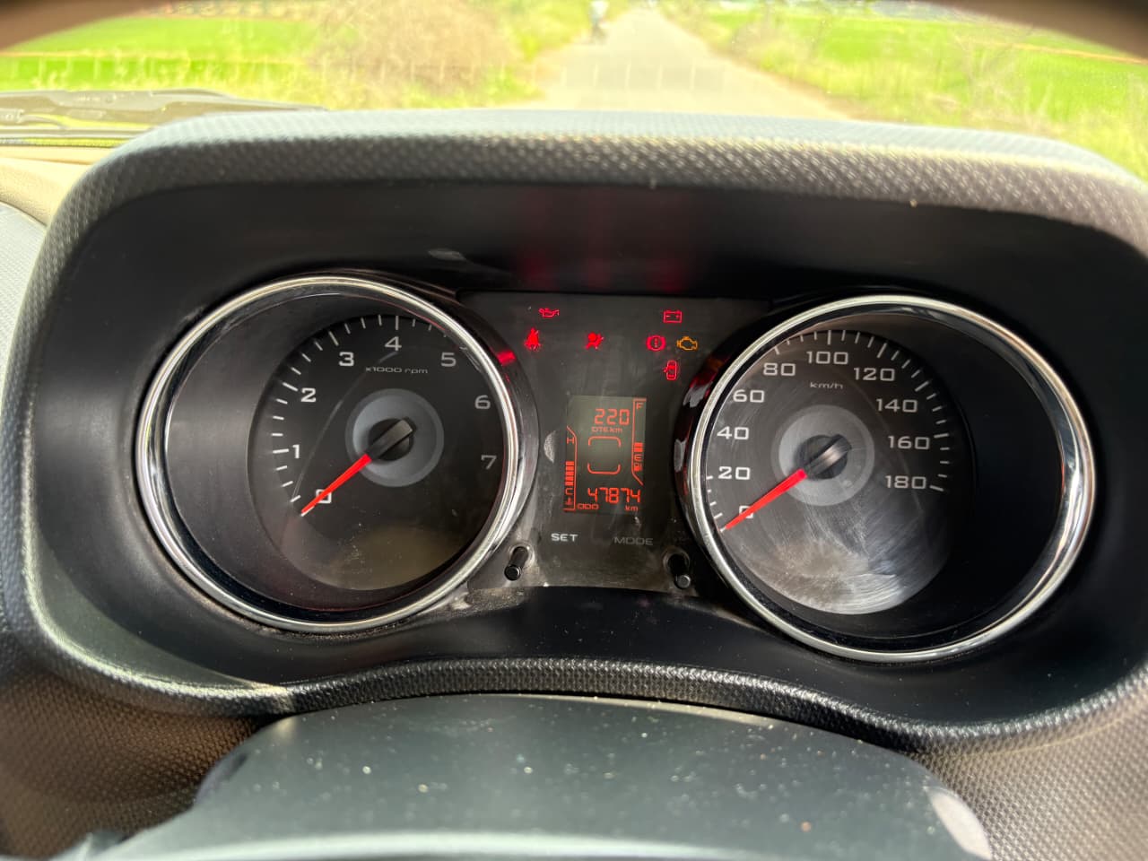 Mahindra TUV300 - Image 3