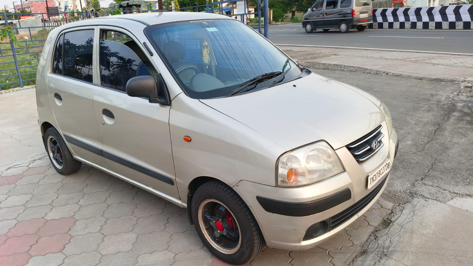 Hyundai Santro Xing - Image 3