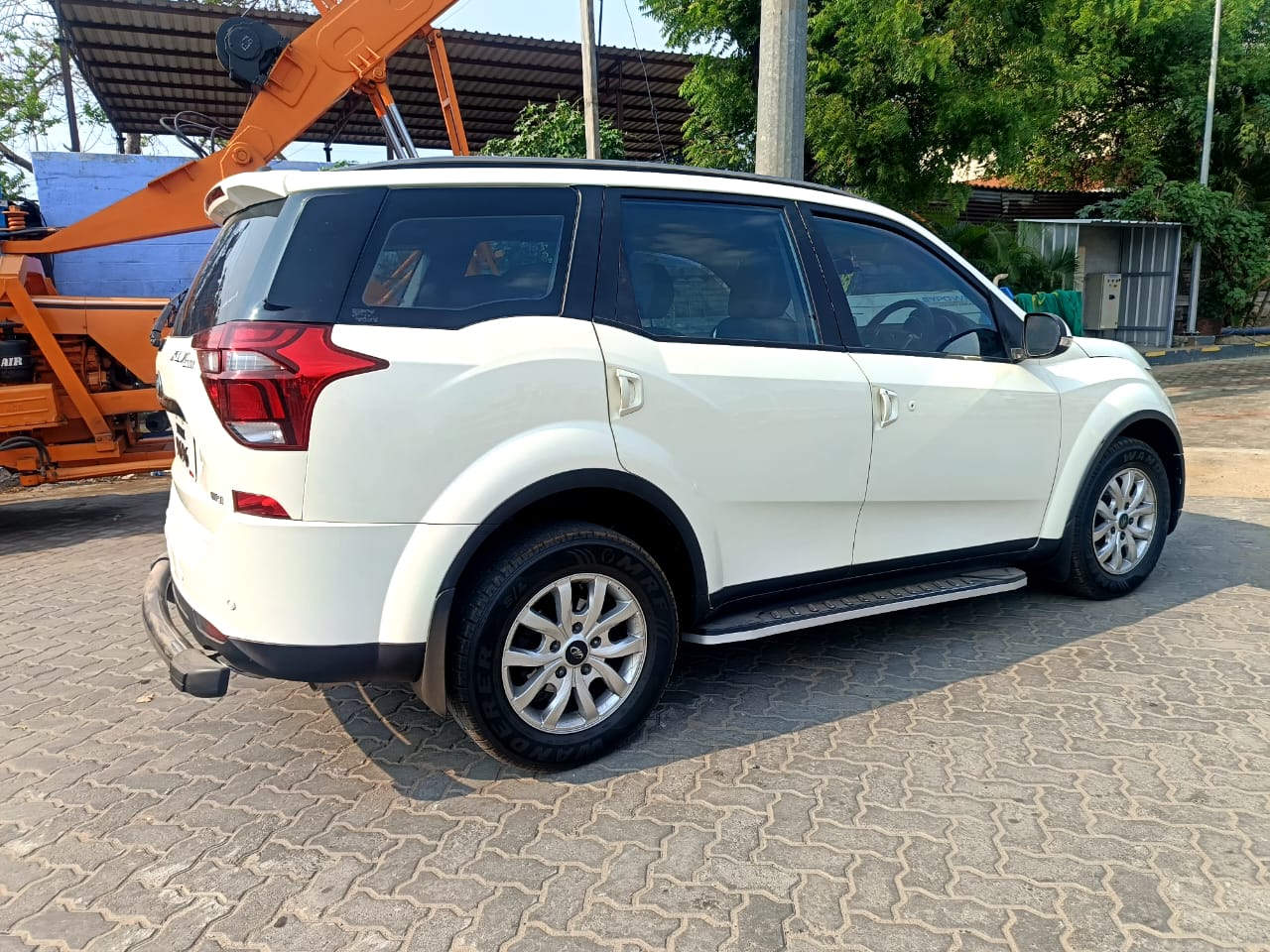 Mahindra XUV500 - Image 4