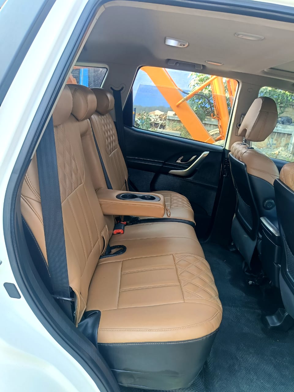 Mahindra XUV500 - Image 6