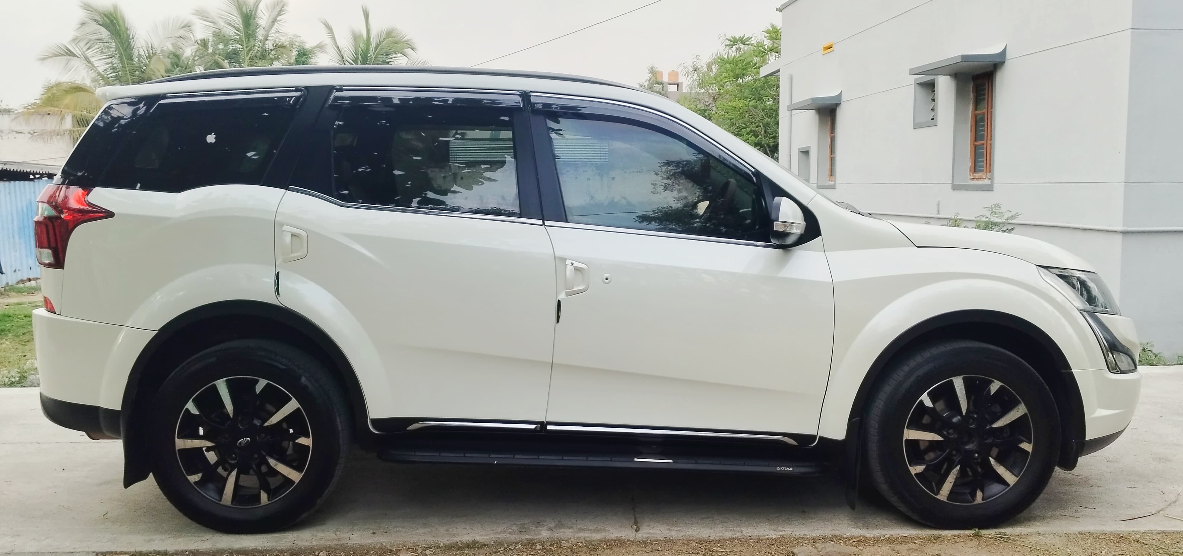 Mahindra XUV500 - Image 2