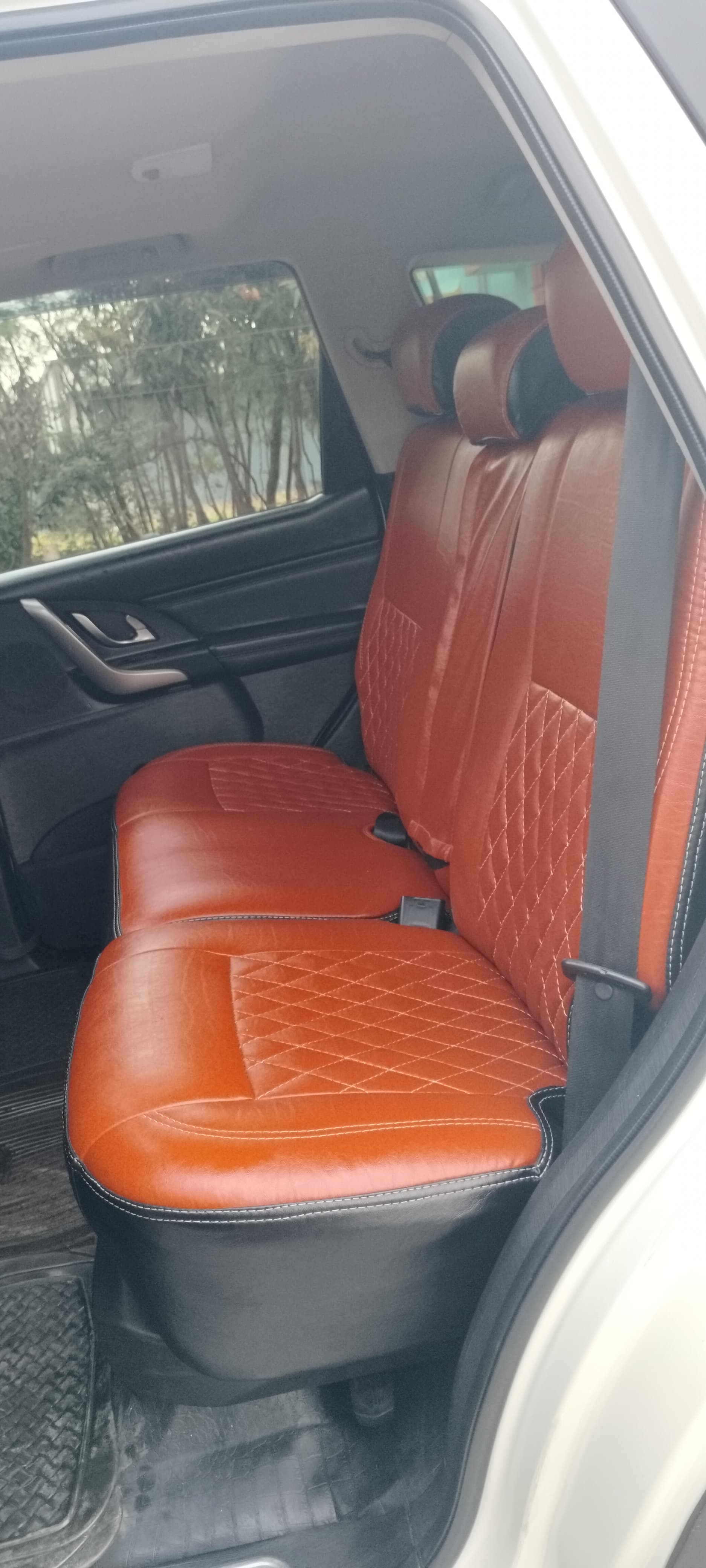 Mahindra XUV500 - Image 6