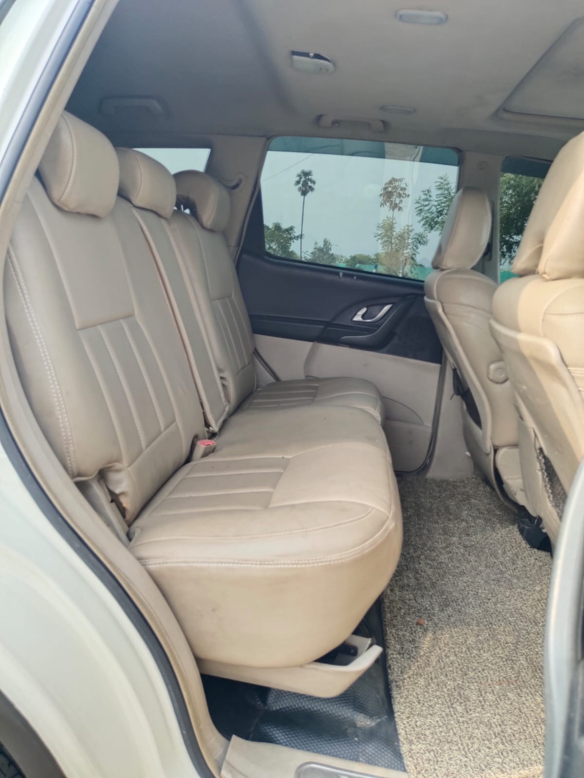 Mahindra XUV500 - Image 4