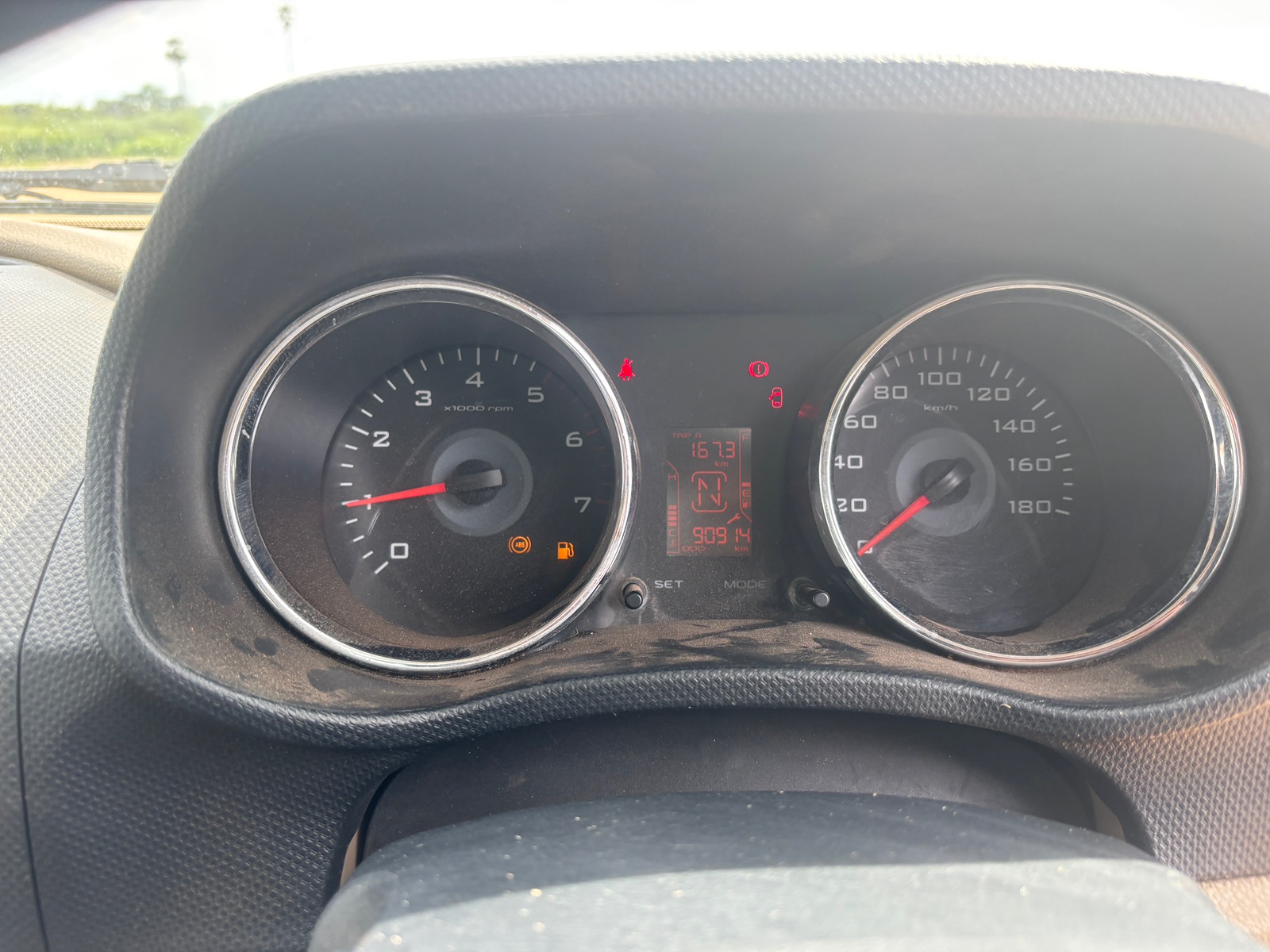 Mahindra TUV300 - Image 4