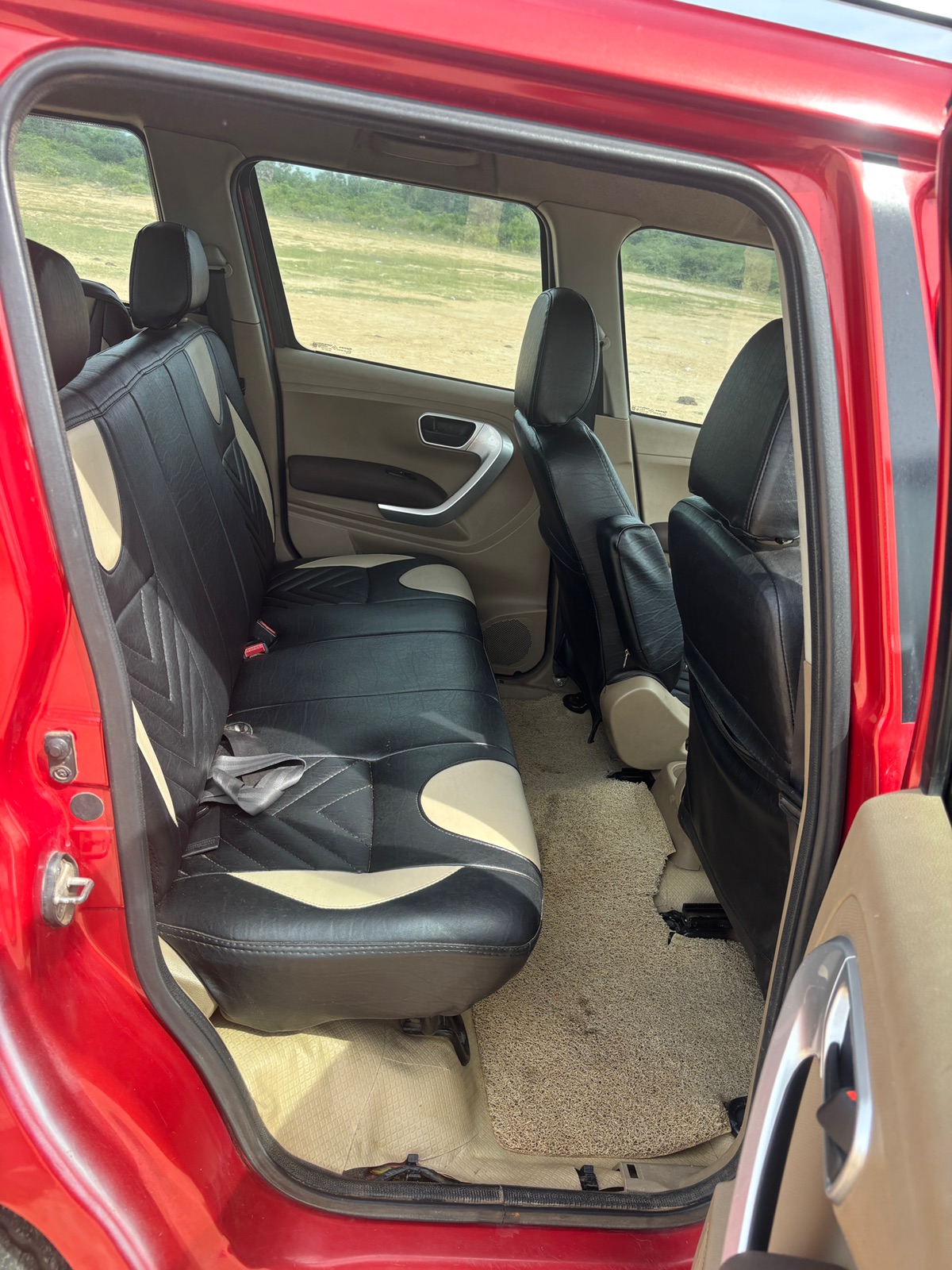 Mahindra TUV300 - Image 3