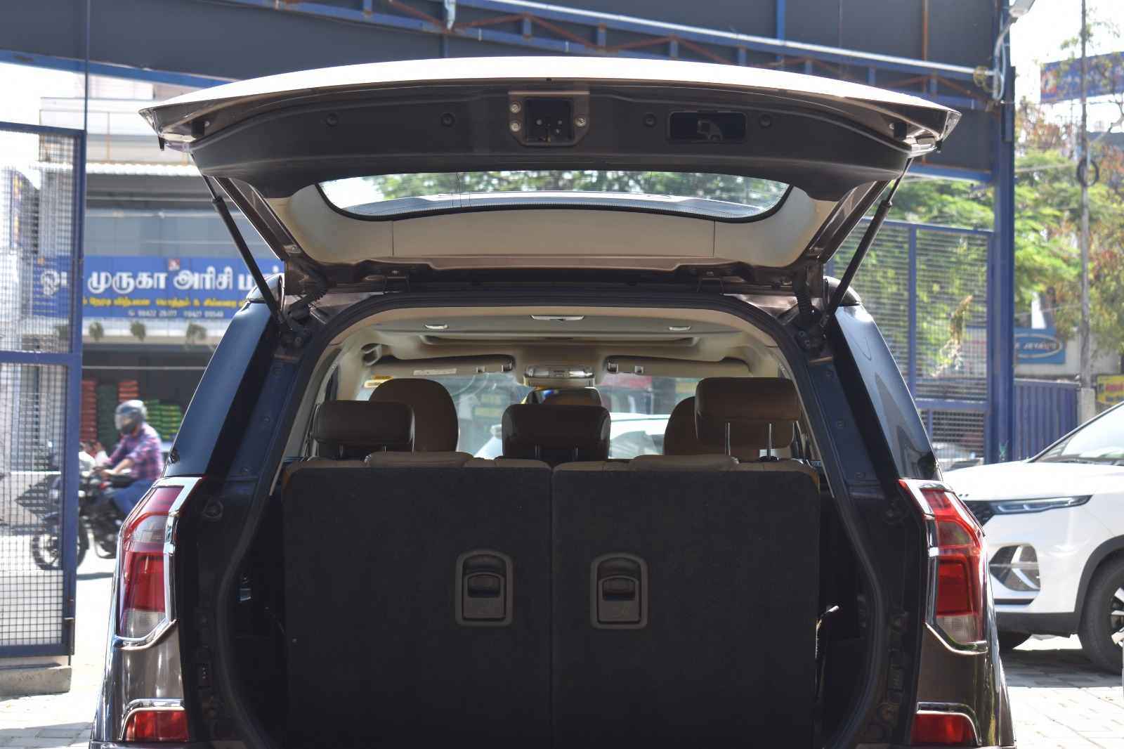 Mahindra XUV500 - Image 6
