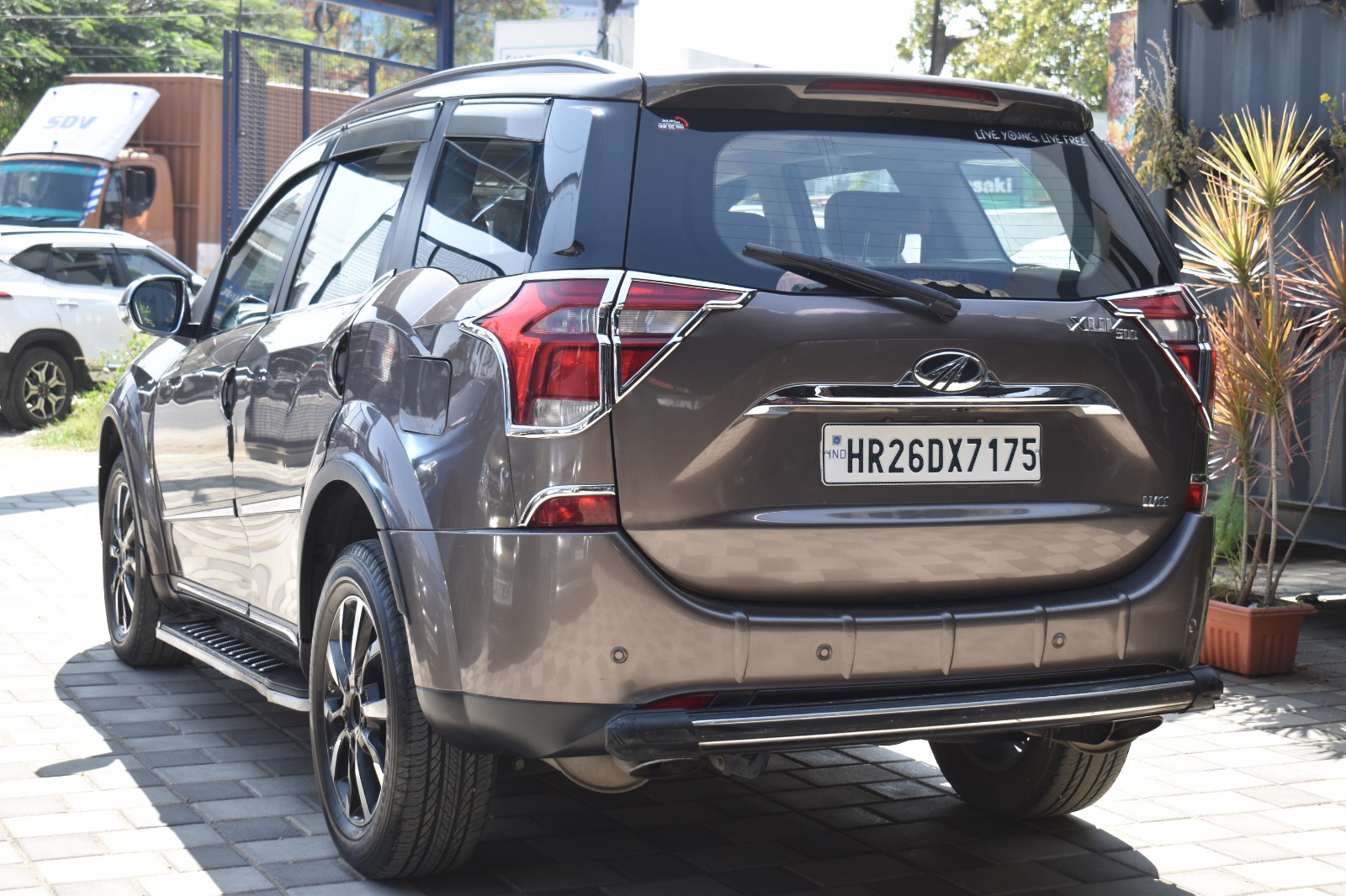 Mahindra XUV500 - Image 4