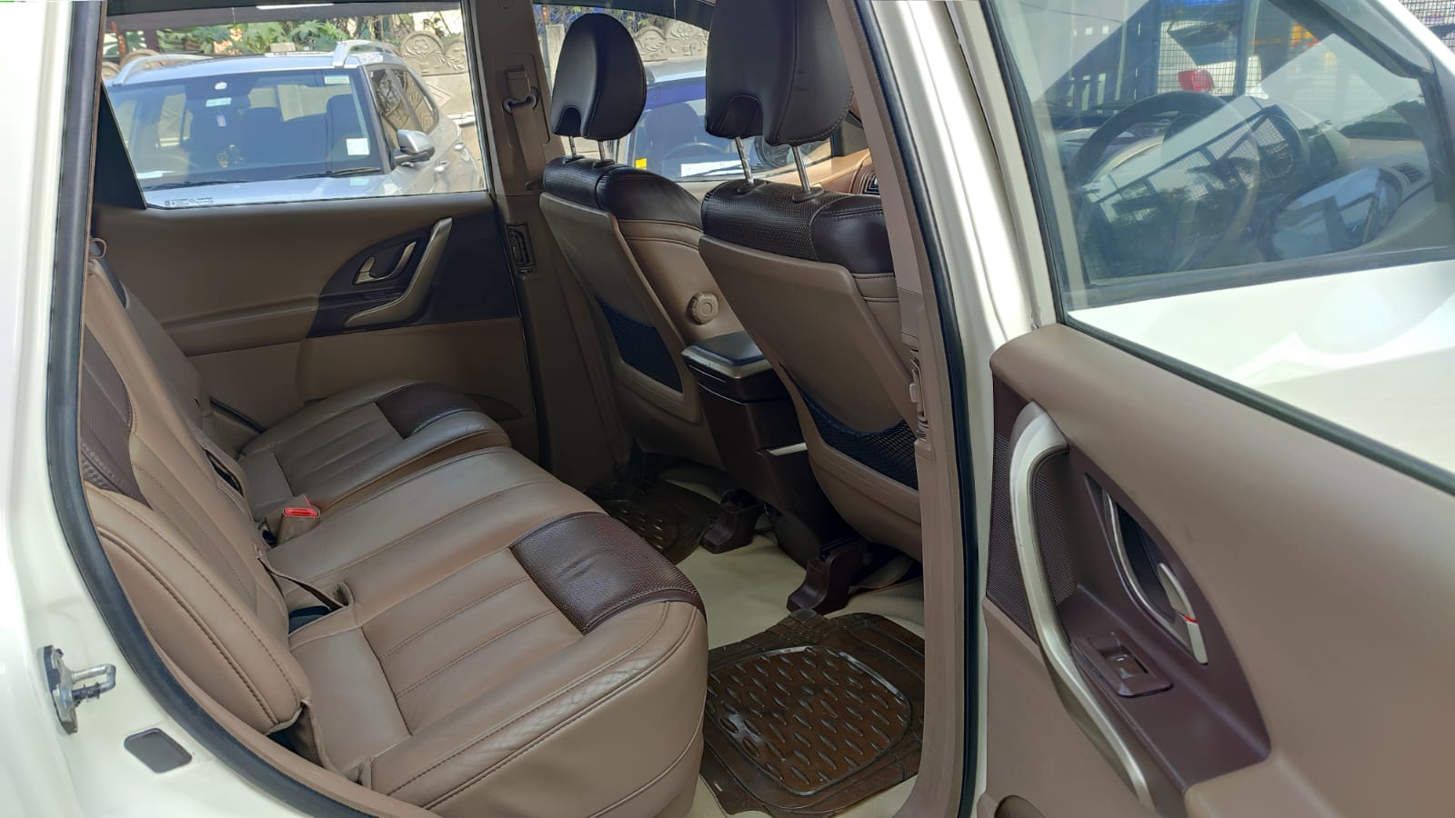 Mahindra XUV500 - Image 5