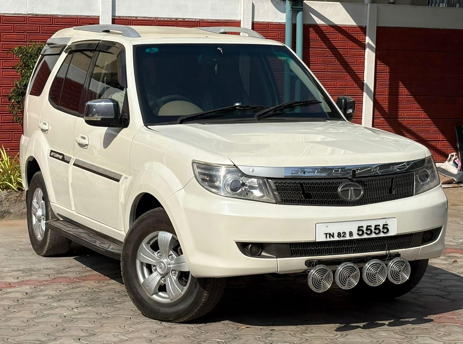 Tata Safari Storme - Image 2