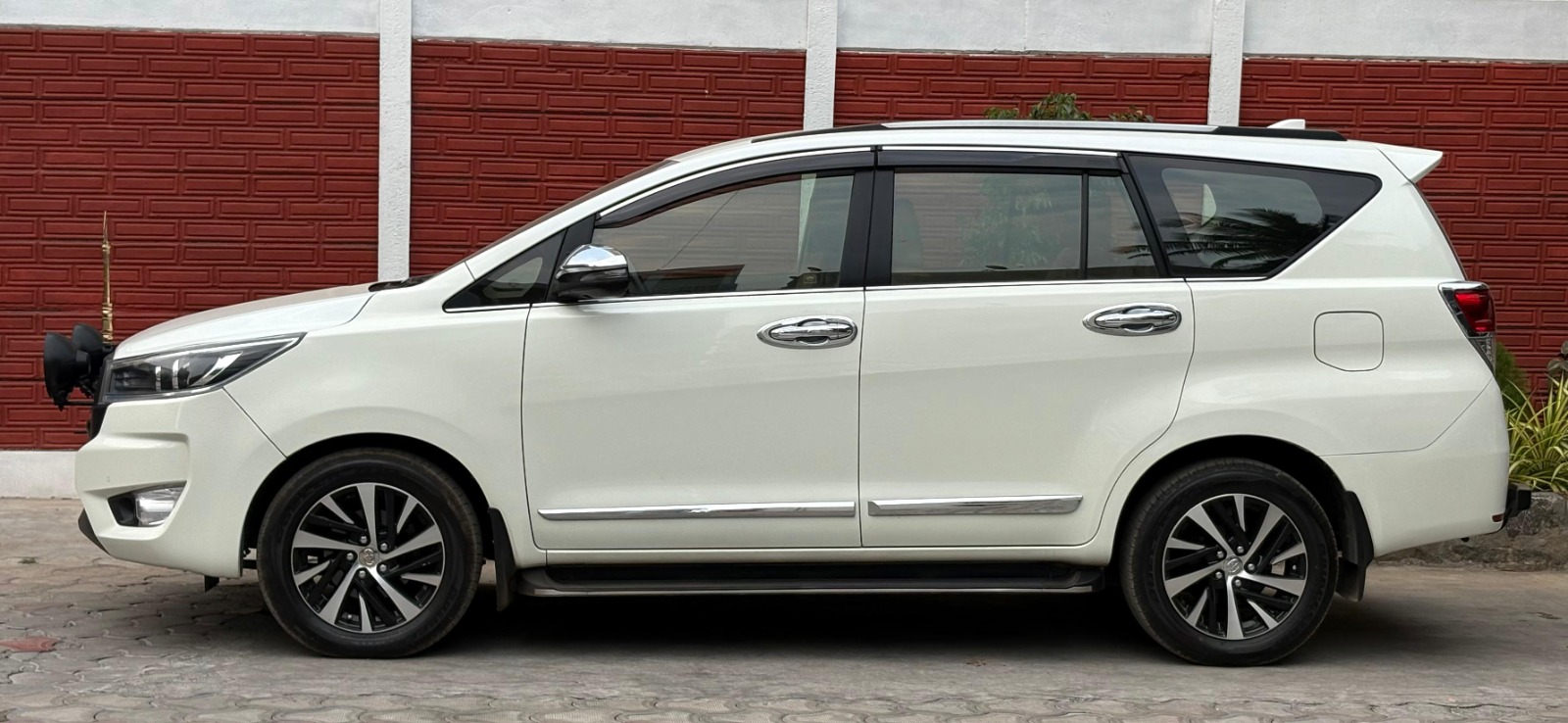 Toyota Innova Crysta - Image 2