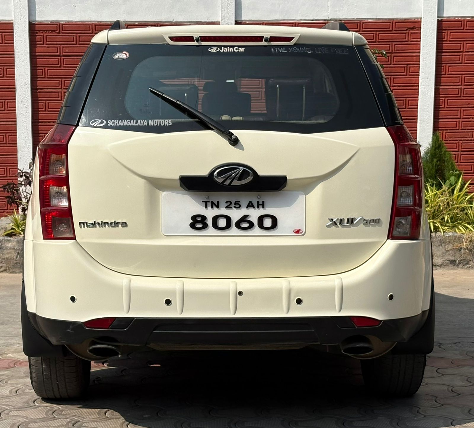 Mahindra XUV500 - Image 4