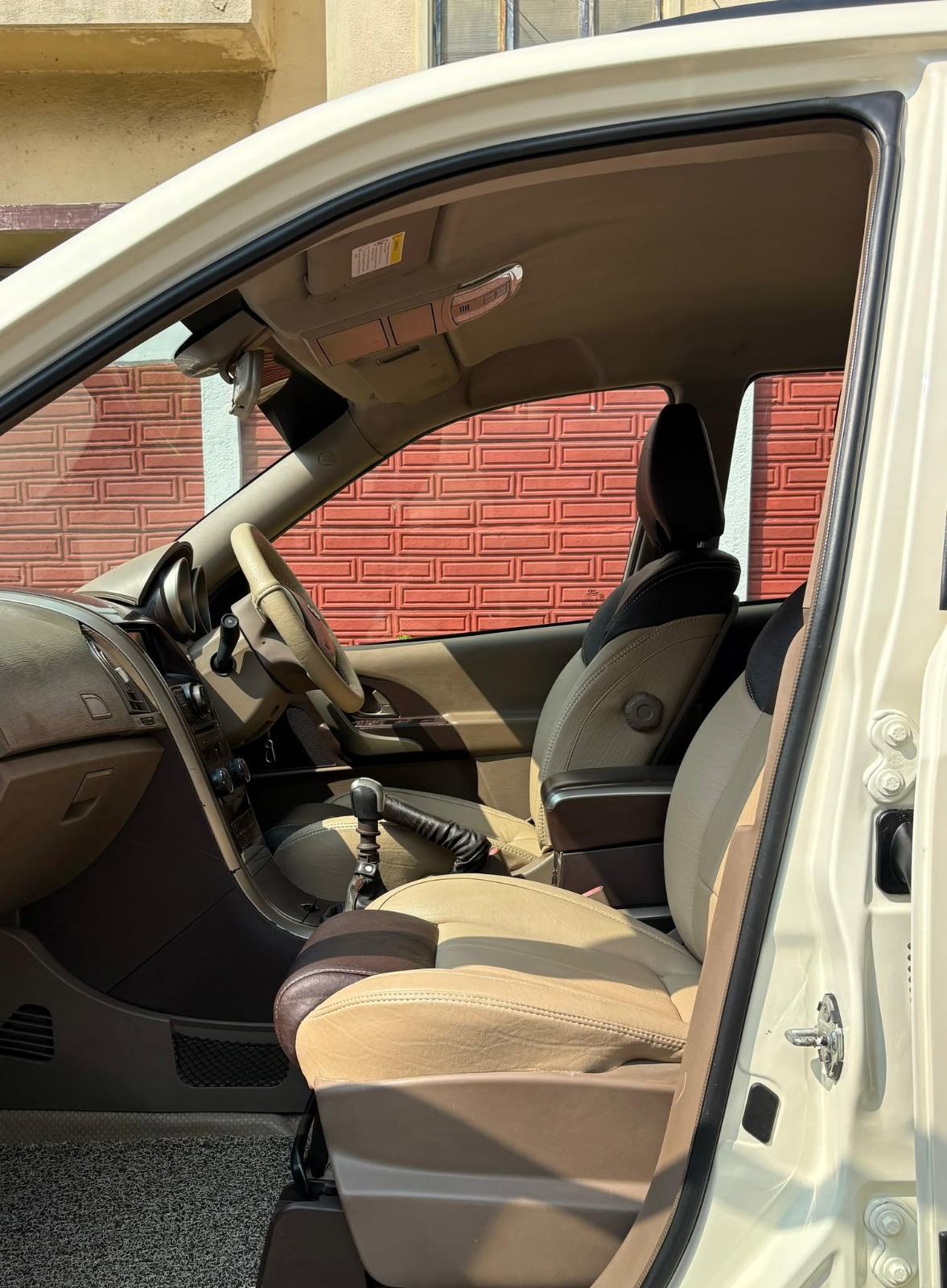 Mahindra XUV500 - Image 8