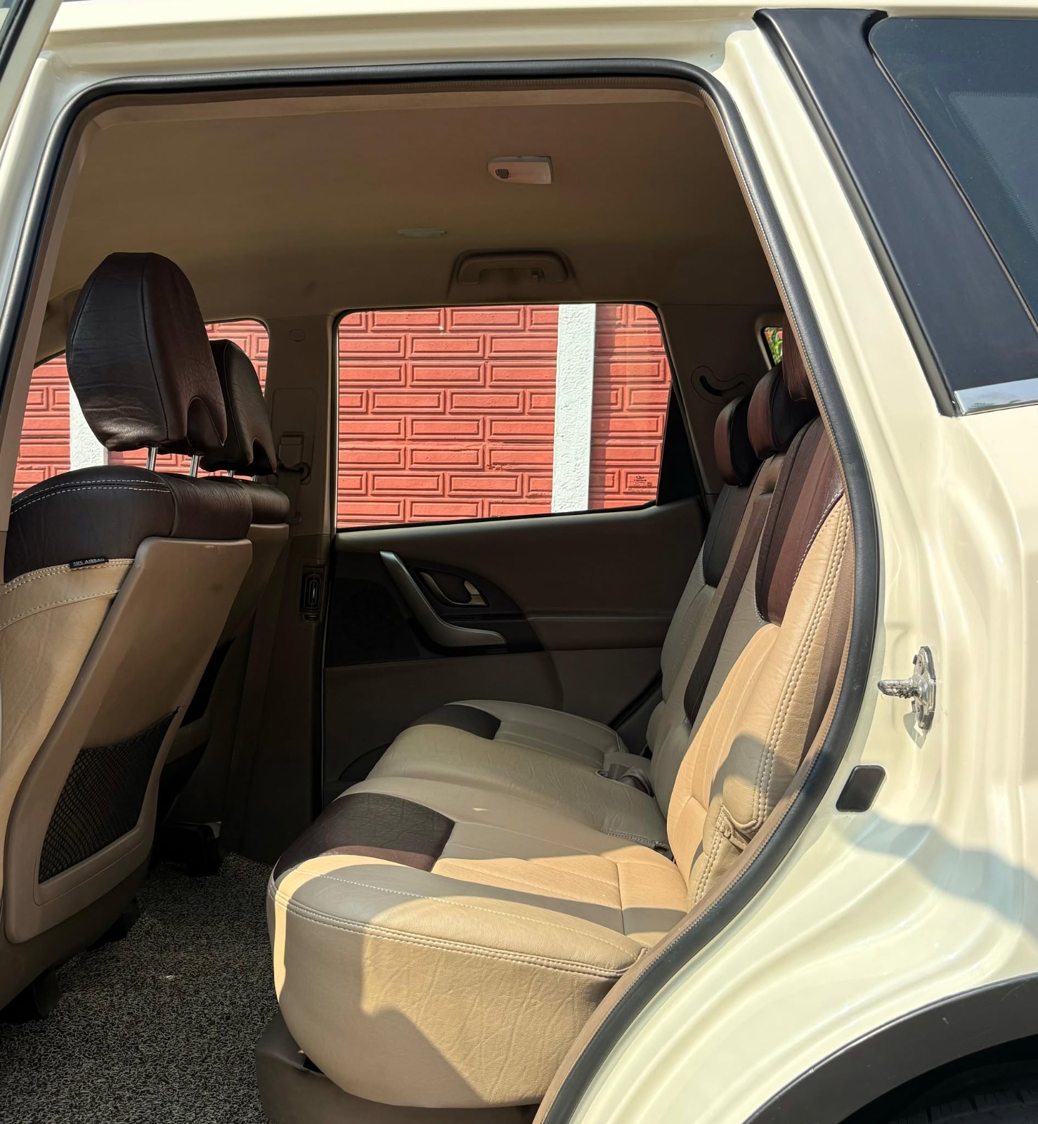 Mahindra XUV500 - Image 2