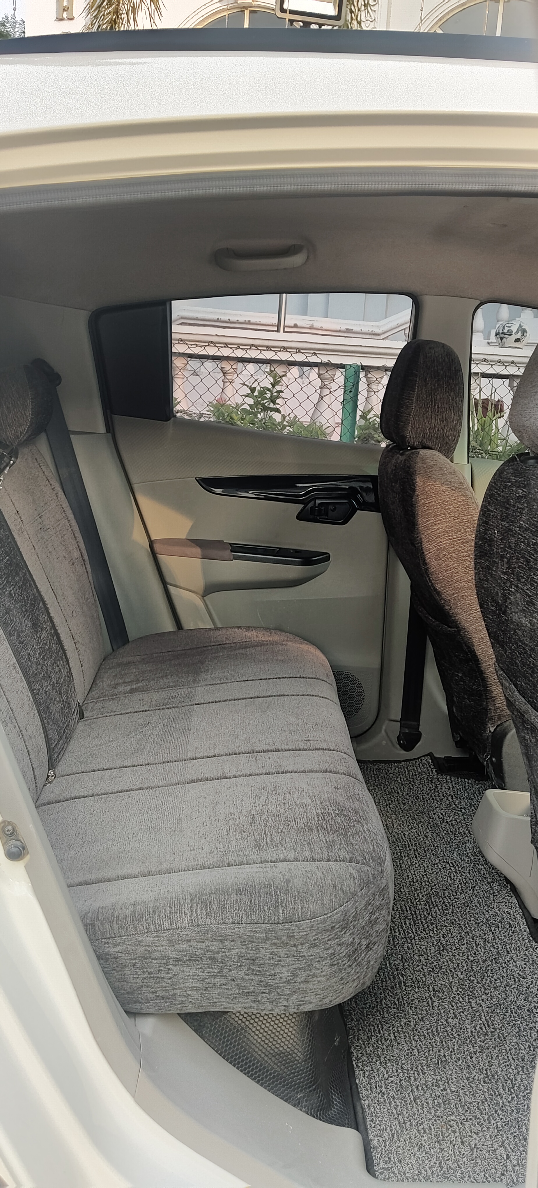 Mahindra KUV 100 - Image 6