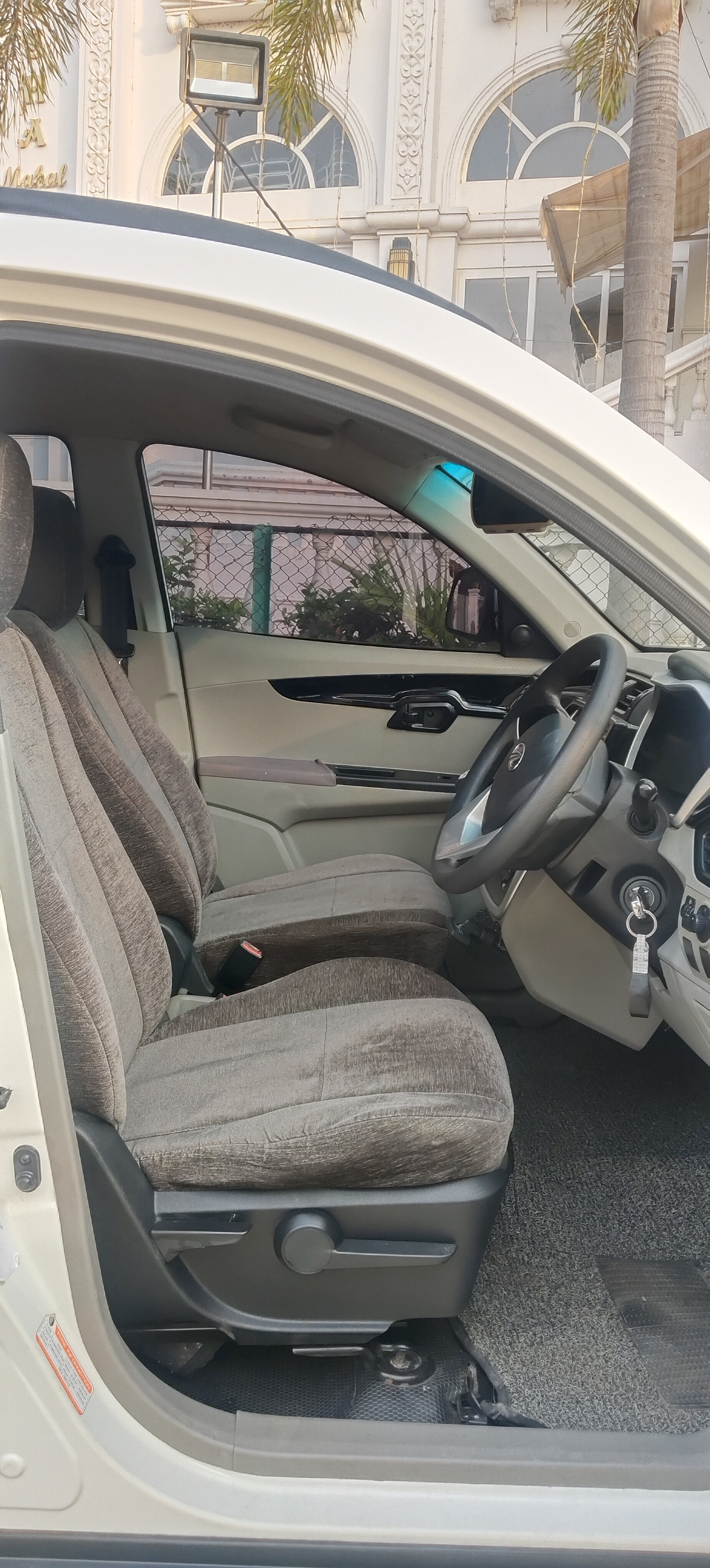 Mahindra KUV 100 - Image 5