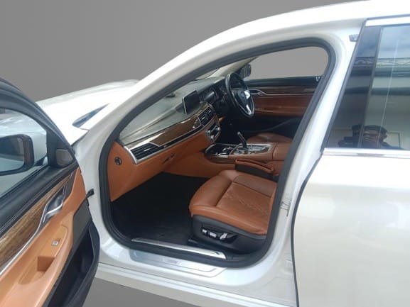 BMW 7 Series - Image 2