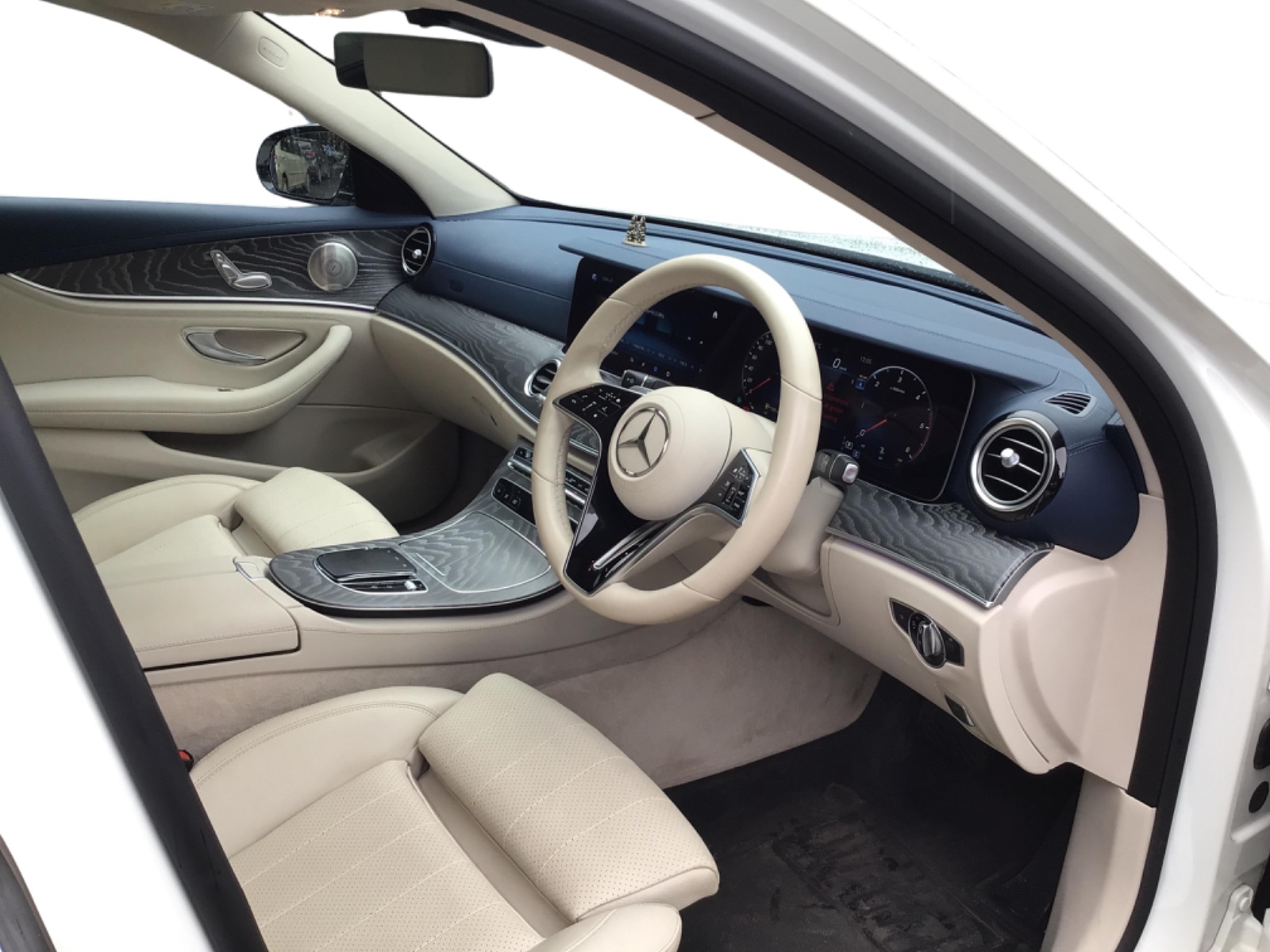 Mercedes Benz E 220 - Image 2
