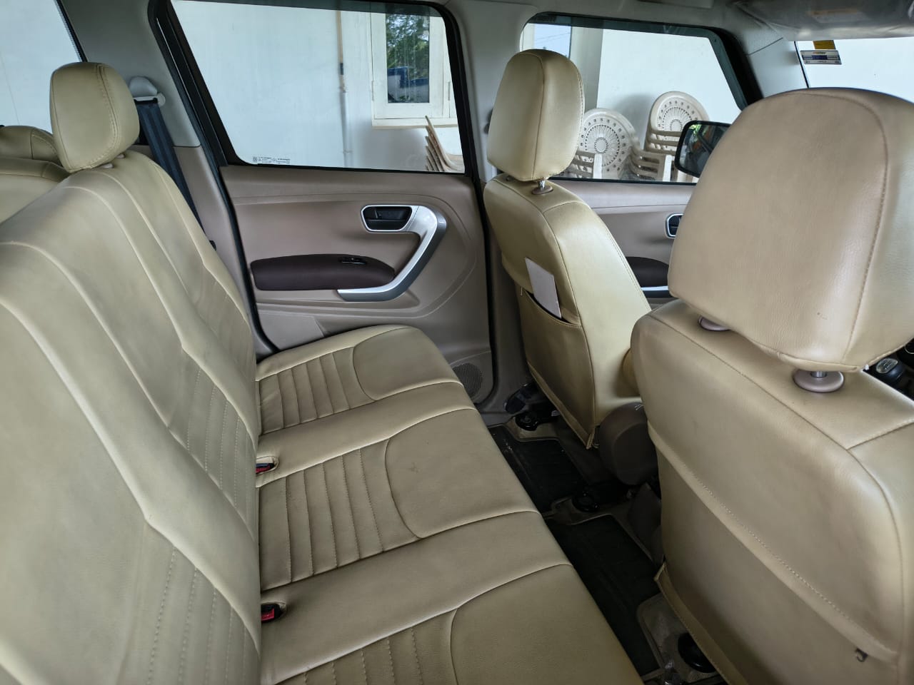 Mahindra TUV 300 - Image 5