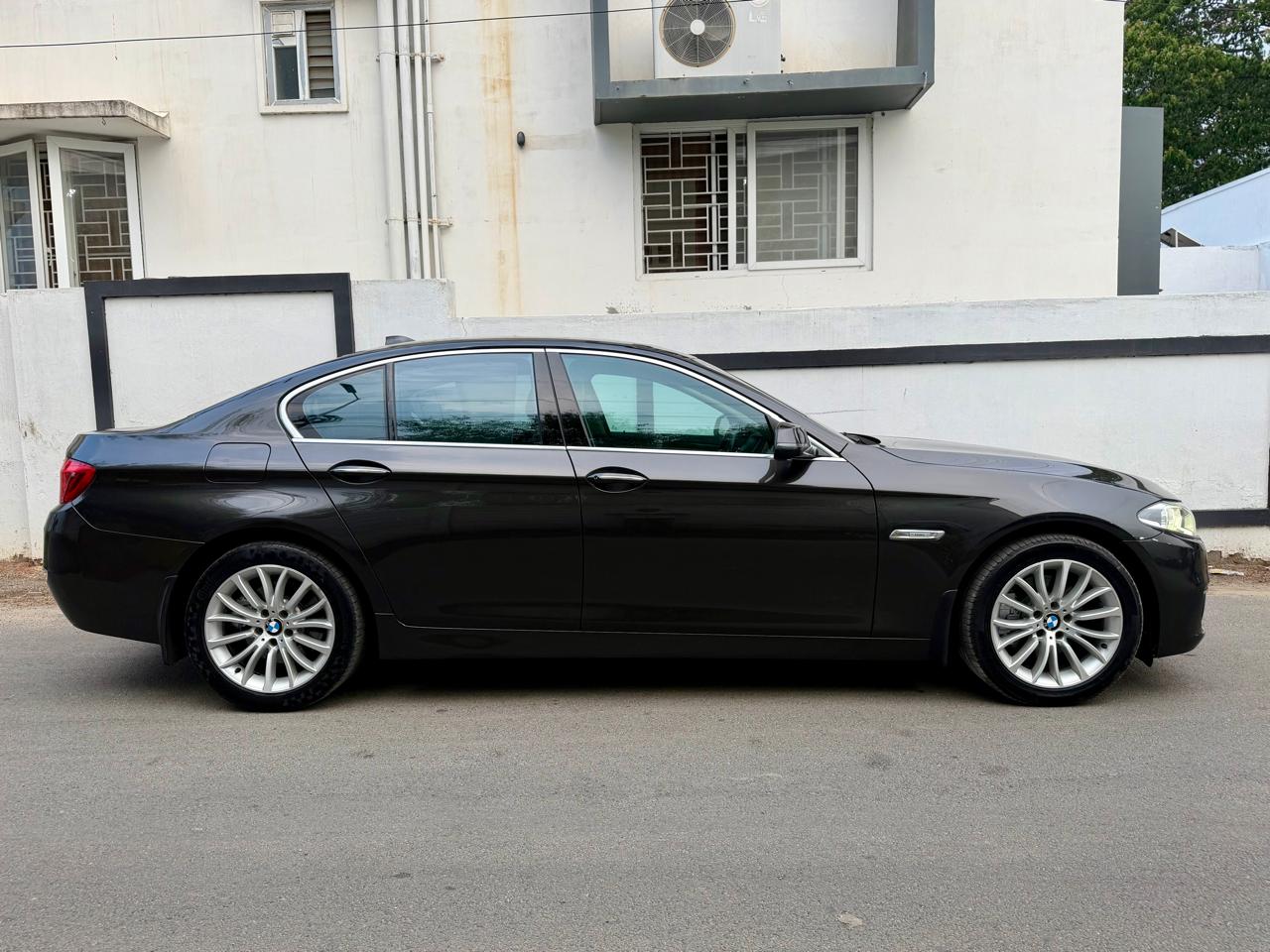 BMW 5 Series - Image 2